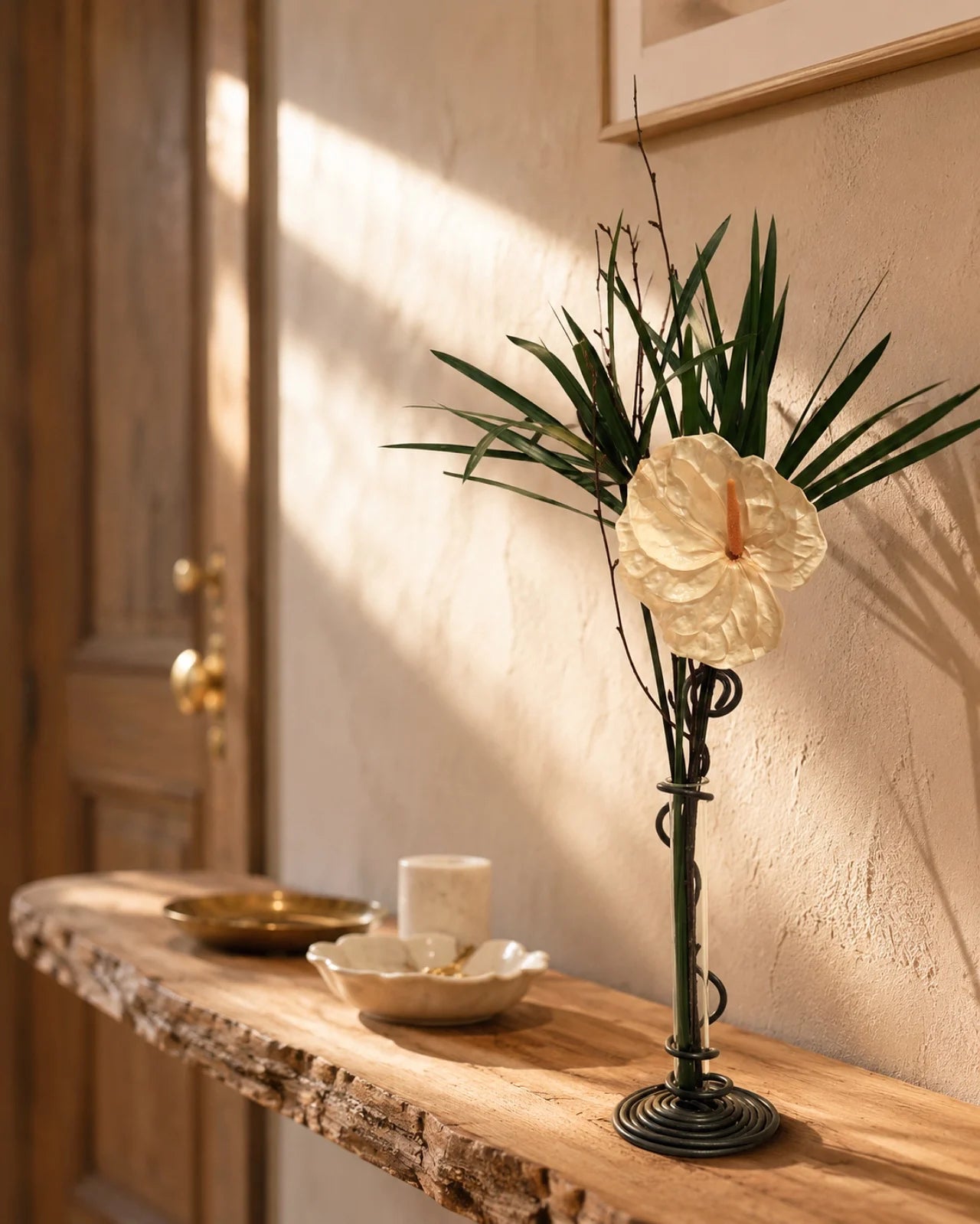 Composizione botanica stabilizzata con anthurium stabilizzato avorio, foglie stabilizzate di papyrus e ramo di betulla in vaso monofiore in fil di ferro fatto a mano e fiala di vetro | Decorazioni botaniche minimaliste Roma
