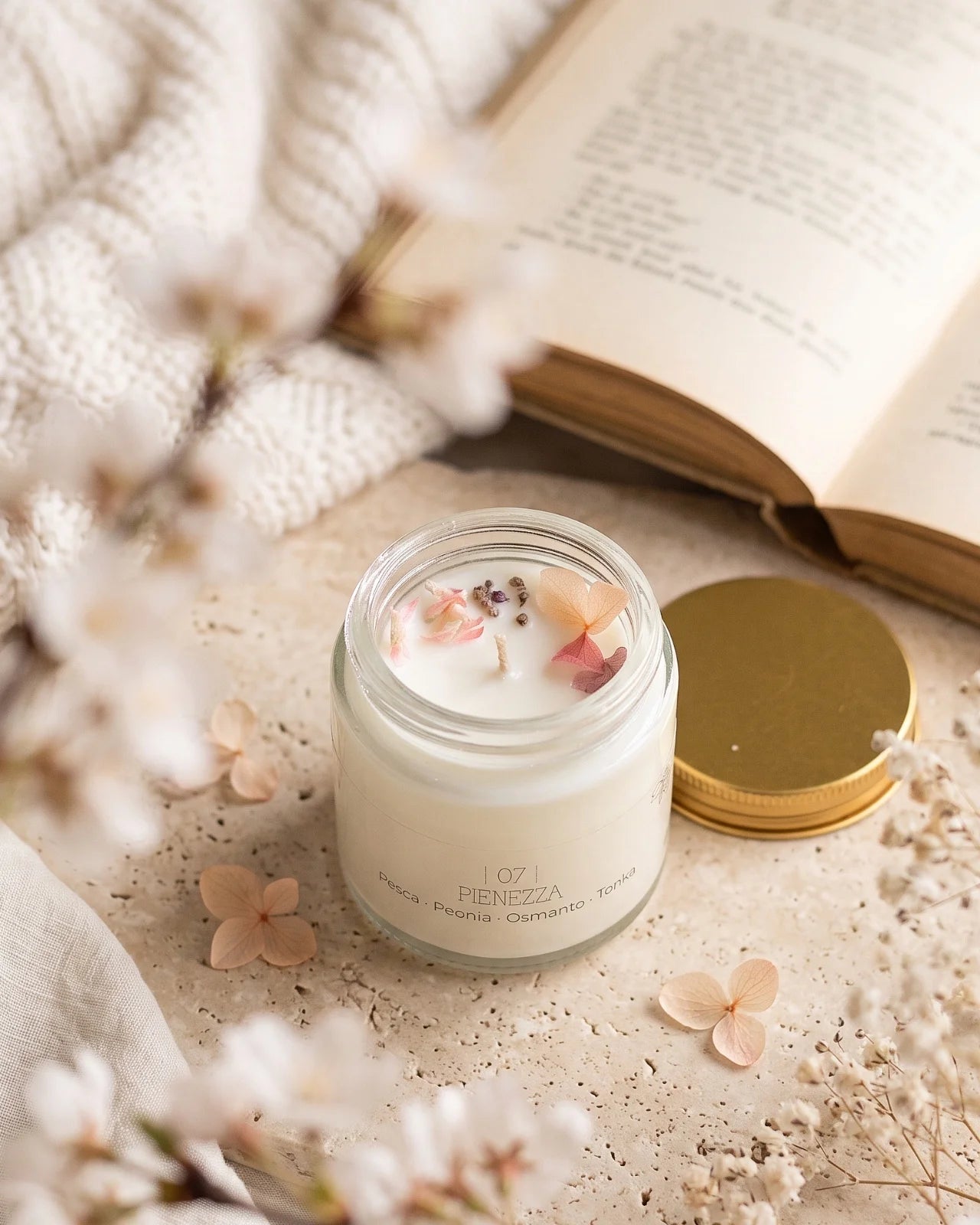 Candela Cafunè in vetro con tappo oro: la candela della coccola gentile profumata in cera di soia artigianale | profumo di pesca, peonia, osmanto, tonka