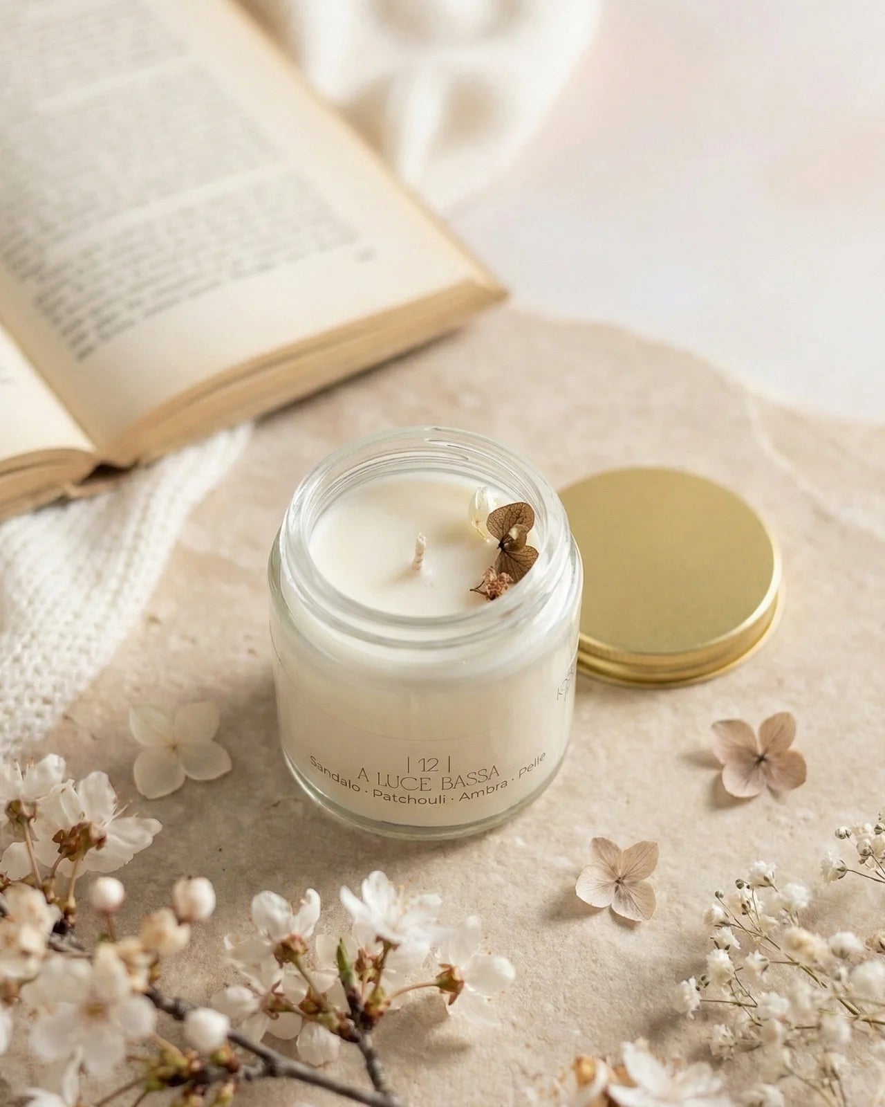 Candela Cafunè in vetro con tappo oro: la candela della coccola gentile profumata in cera di soia artigianale | profumo di sandalo, patchouli, ambra e pelle