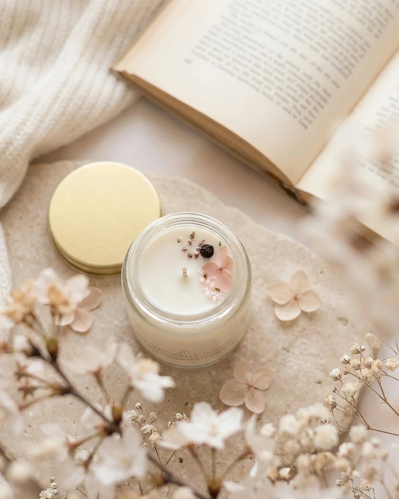 Candela Cafunè in vetro con tappo oro: la candela della coccola gentile profumata in cera di soia artigianale | Profumo di magnolia, rosa damascena, vaniglia e muschio