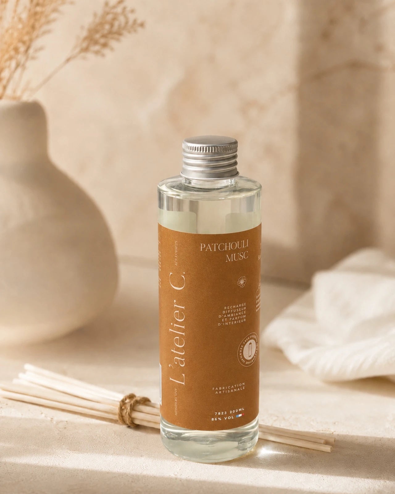 diffusori artigianali di fragranze d'ambiente con bastoncini mikado rattan | Made in Provenza nella regione di Grasse - Roma | Profumo Patchouli e Muschio - ricarica 200 ml