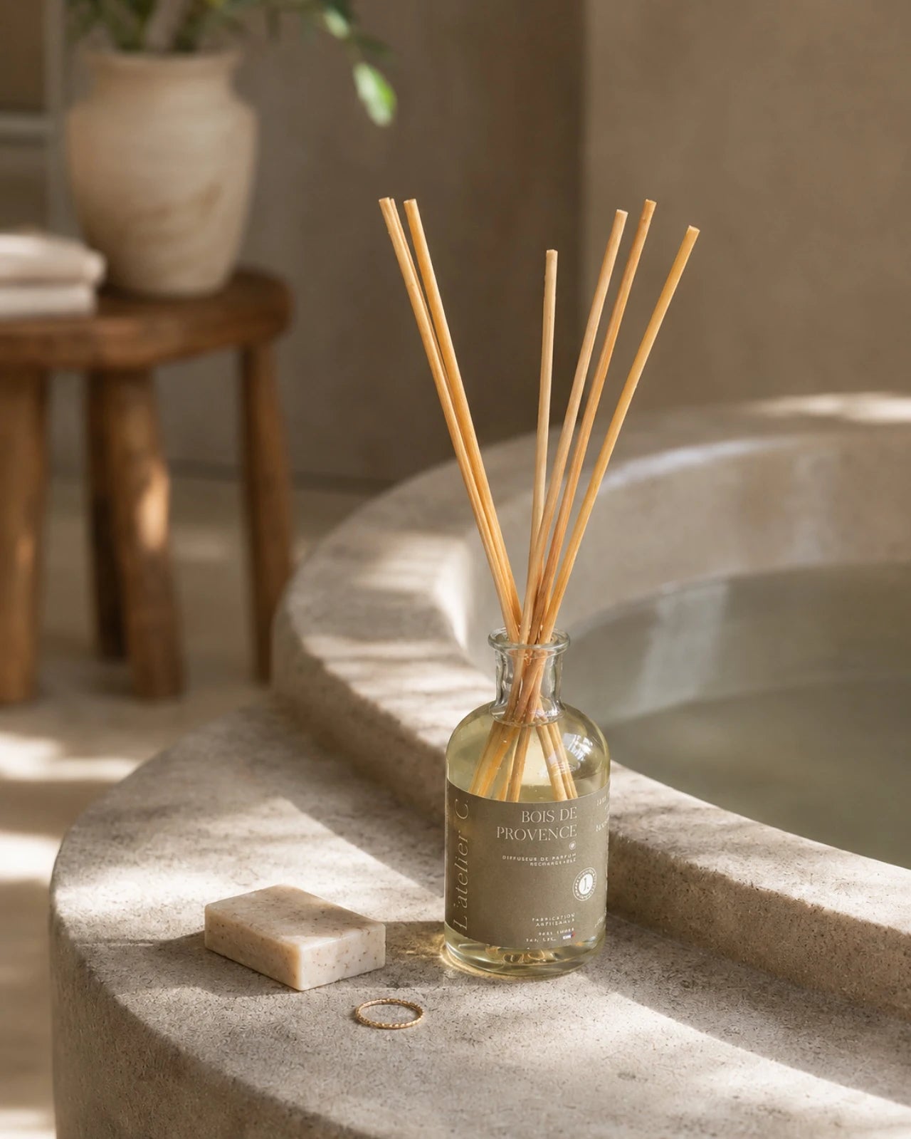 diffusori artigianali di fragranze d'ambiente con bastoncini mikado rattan | Made in Provenza nella regione di Grasse - Roma