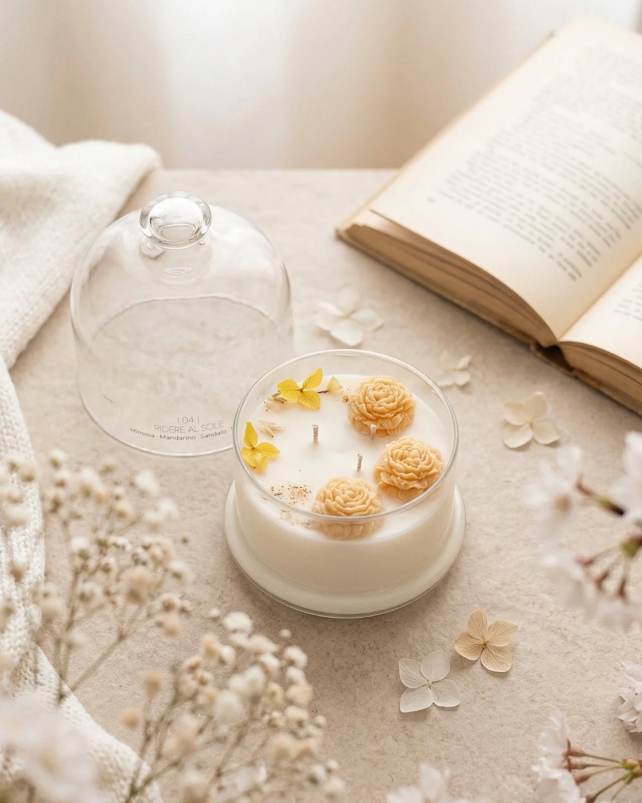 Candela botanica Hanami con campana di vetro, fiamme danzanti e composizione di petali e fiori essiccati con fiorellini di cera ispirata alla fioritura dei ciliegi giapponesi | Profumo solare, agrumato, floreale formato grande 350 gr