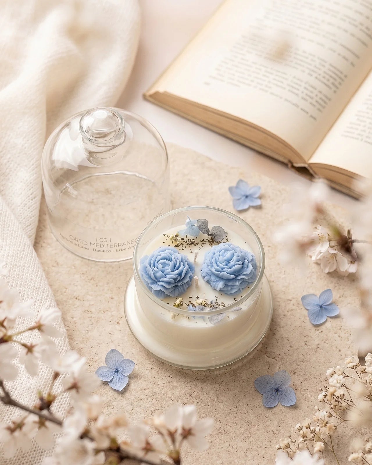 Candela botanica Hanami con campana di vetro, fiamme danzanti e composizione di petali e fiori essiccati con fiorellini di cera ispirata alla fioritura dei ciliegi giapponesi | Profumo agrumi e lime, basilico, erbe aromatiche - formato piccolo 200 gr