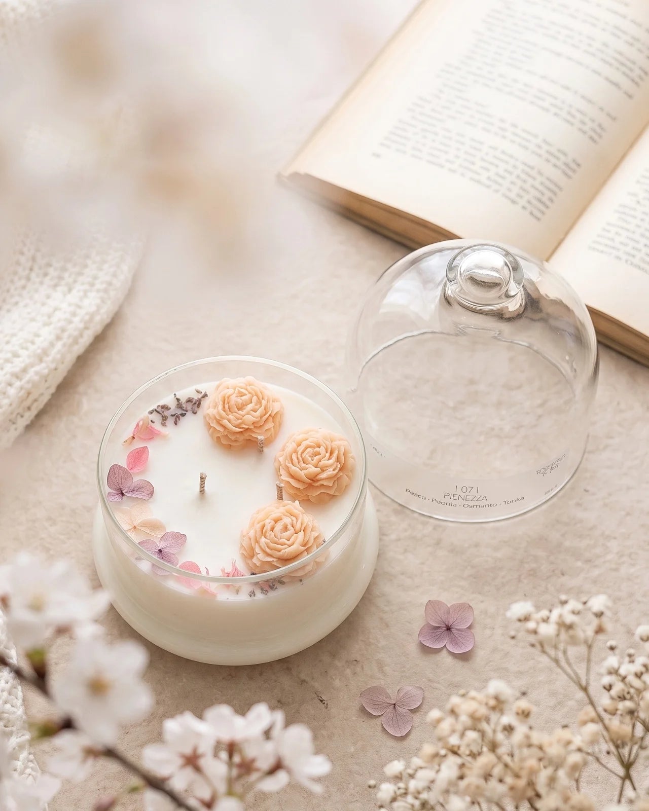 Candela botanica Hanami con campana di vetro, fiamme danzanti e composizione di petali e fiori essiccati con fiorellini di cera ispirata alla fioritura dei ciliegi giapponesi | Profumo fruttato, floreale, cremoso formato grande 350 gr