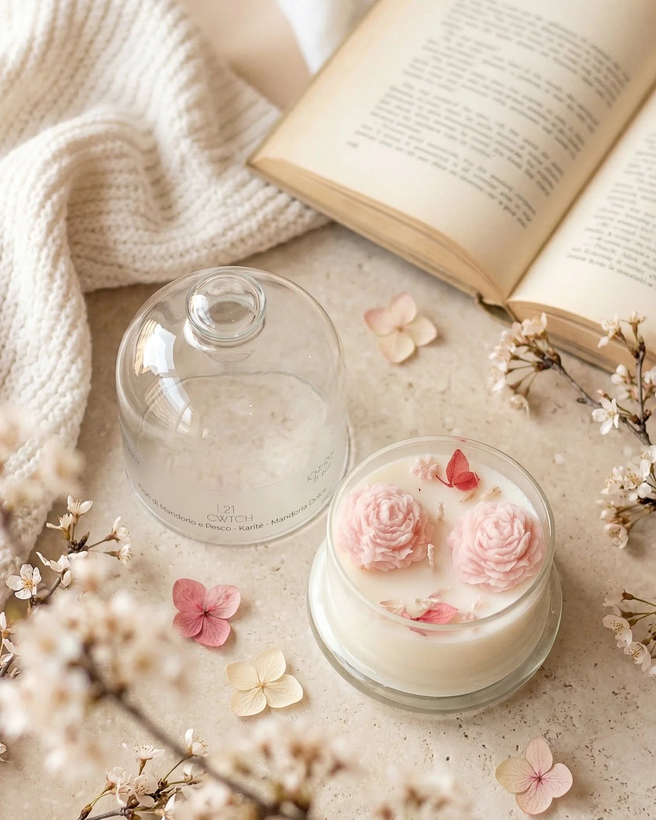 Candela botanica Hanami con campana di vetro, fiamme danzanti e composizione di petali e fiori essiccati con fiorellini di cera ispirata alla fioritura dei ciliegi giapponesi | Profumo fiori di mandorlo e pesco, karatè, mandorla dolce - formato piccolo 200 gr