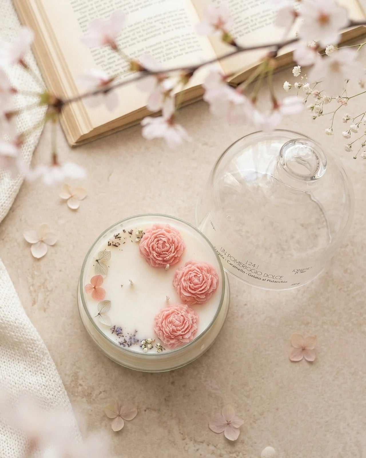 Candela botanica Hanami con campana di vetro, fiamme danzanti e composizione di petali e fiori essiccati con fiorellini di cera ispirata alla fioritura dei ciliegi giapponesi | Profumo gourmand, cremoso e lattiginoso formato grande 350 gr