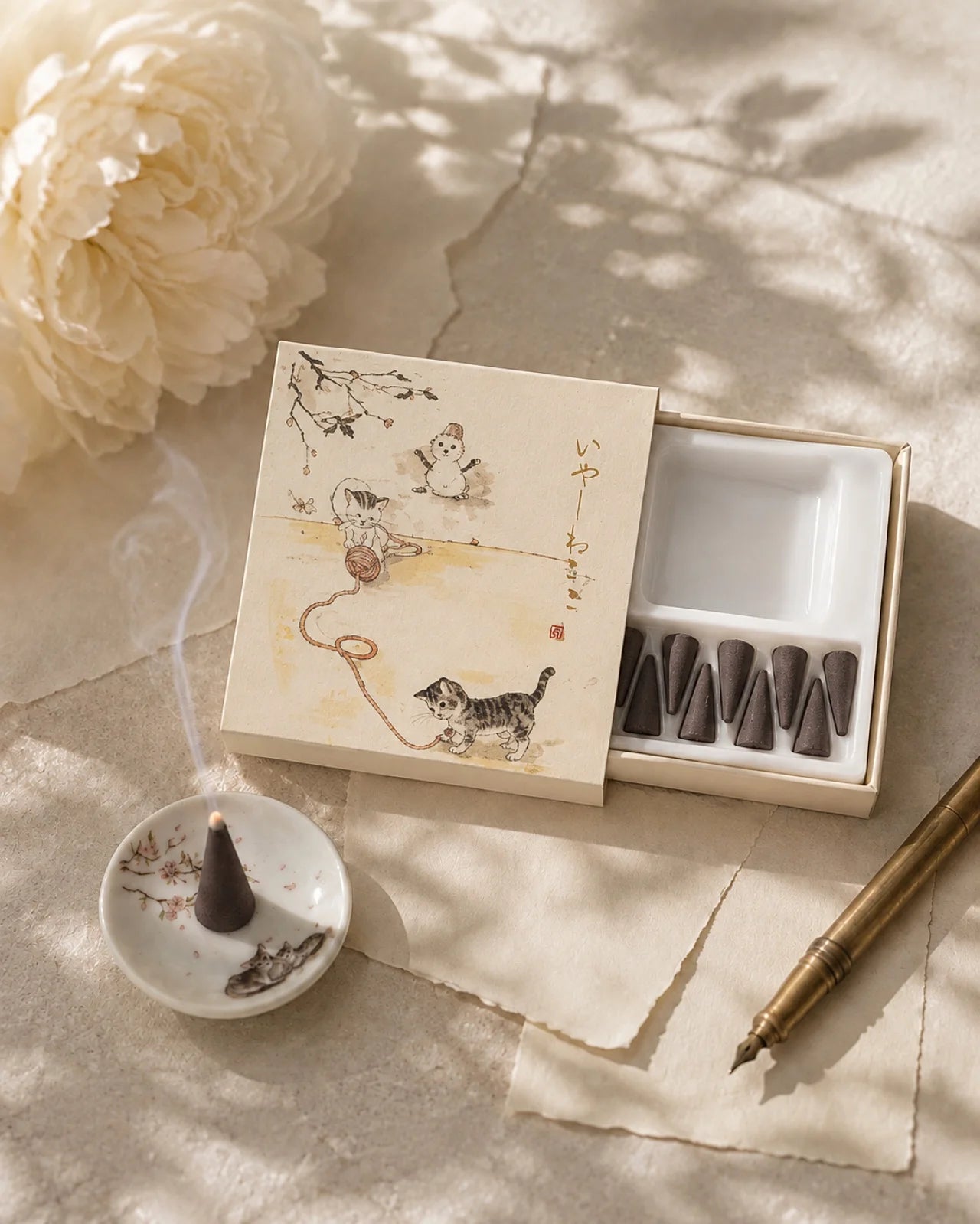 Incenso giapponese Yashi Nelo Kousaido da Kyoto per rituali slow living per la casa: ispirati alle stagioni giapponesi e al tempo lento dei gatti, con illustrazione di gatto - Roma | formato cono - fragranza prima neve