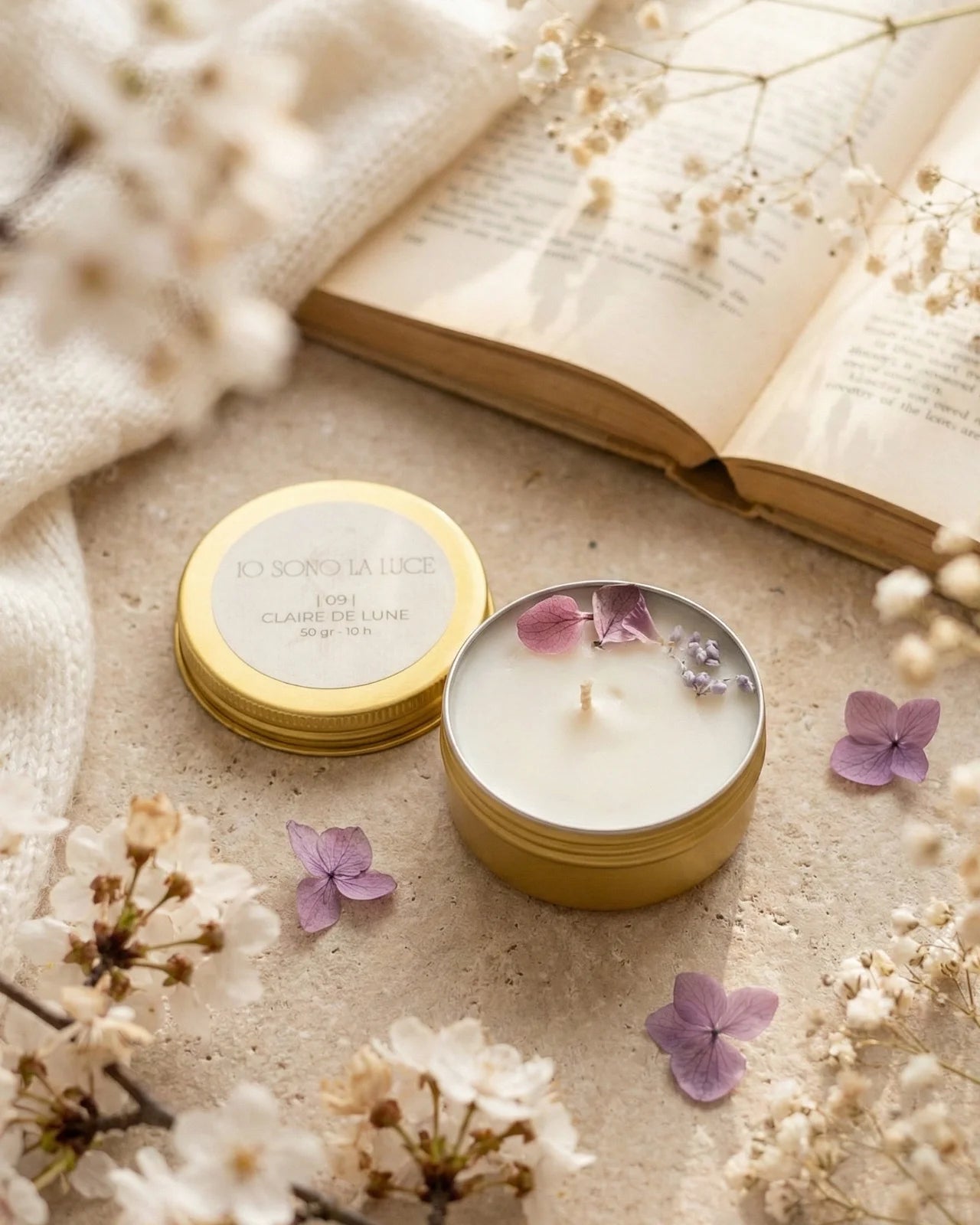 Lucciola nomade candela profumata da viaggio in latta oro con tappo, cera di soia artigianale profumo ai fiori bianchi, rosa, gelsomino e giglio