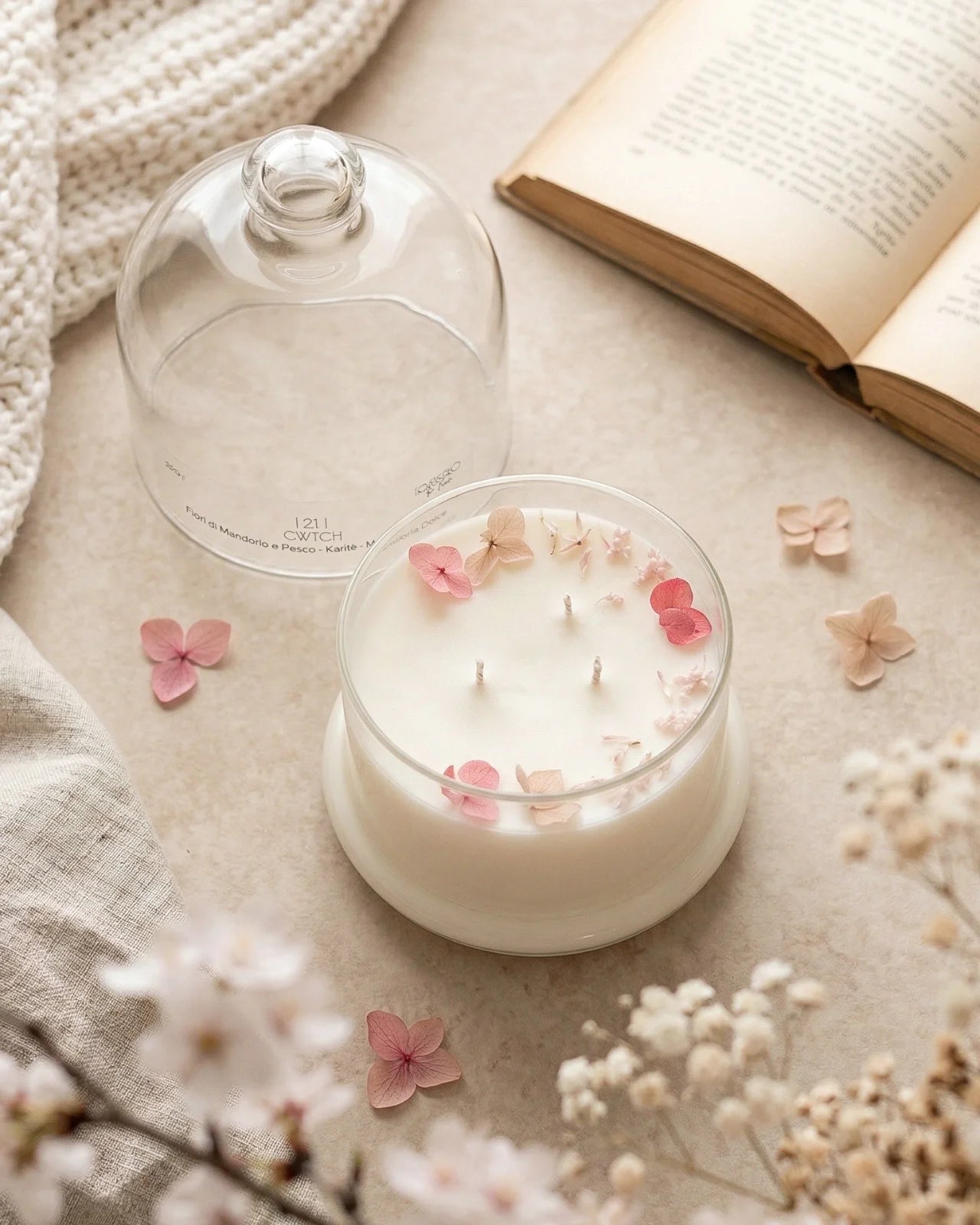 Candela profumata artigianale botanica di cera di soia in campana di vetro con tre stoppini e composizione di petali e fiori essiccati | Profumo fiori di mandorlo e pesco, karitè, mandorla dolce