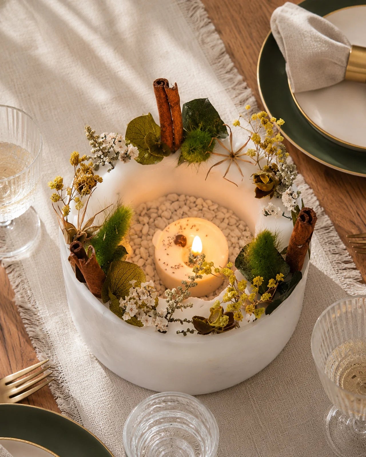 candela botanica komorebi in vaso di cera con bastoncini di cannella e fiori secchi | lanterna in cera e centrotavola di design elegante