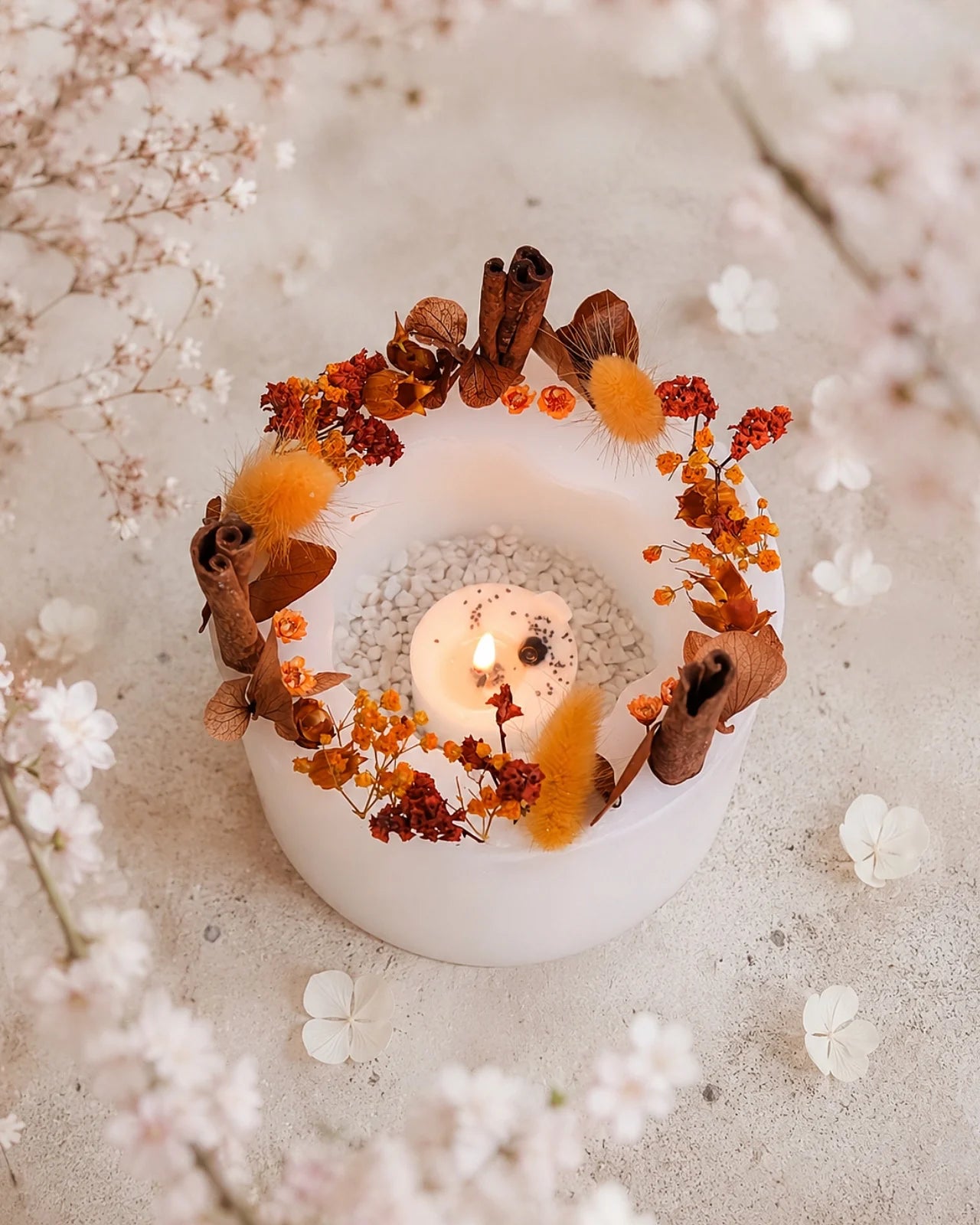 candela botanica komorebi in vaso di cera con bastoncini di cannella e fiori secchi | candele di design e d'arredo a Roma | Colore bianco e arancione