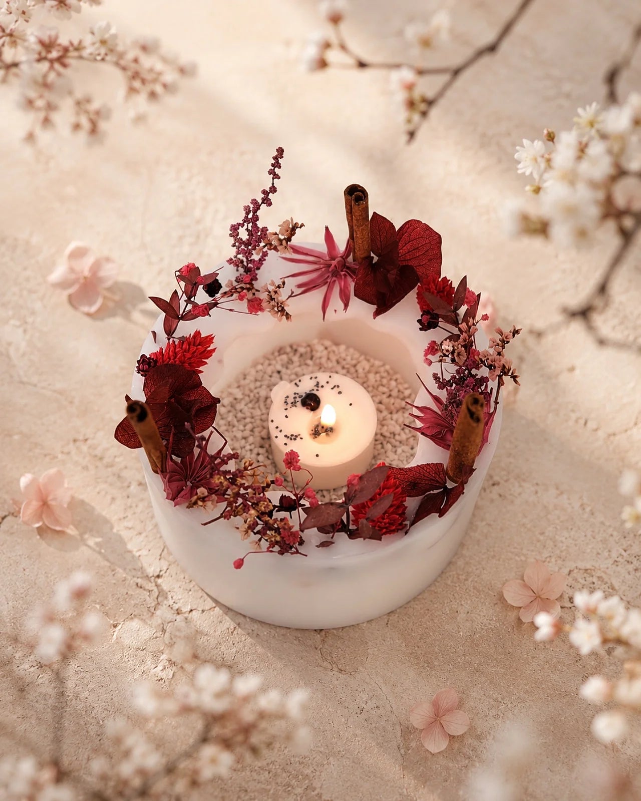 candela botanica komorebi in vaso di cera con bastoncini di cannella e fiori secchi | candele di design e d'arredo a Roma | Colore bianco e rosso