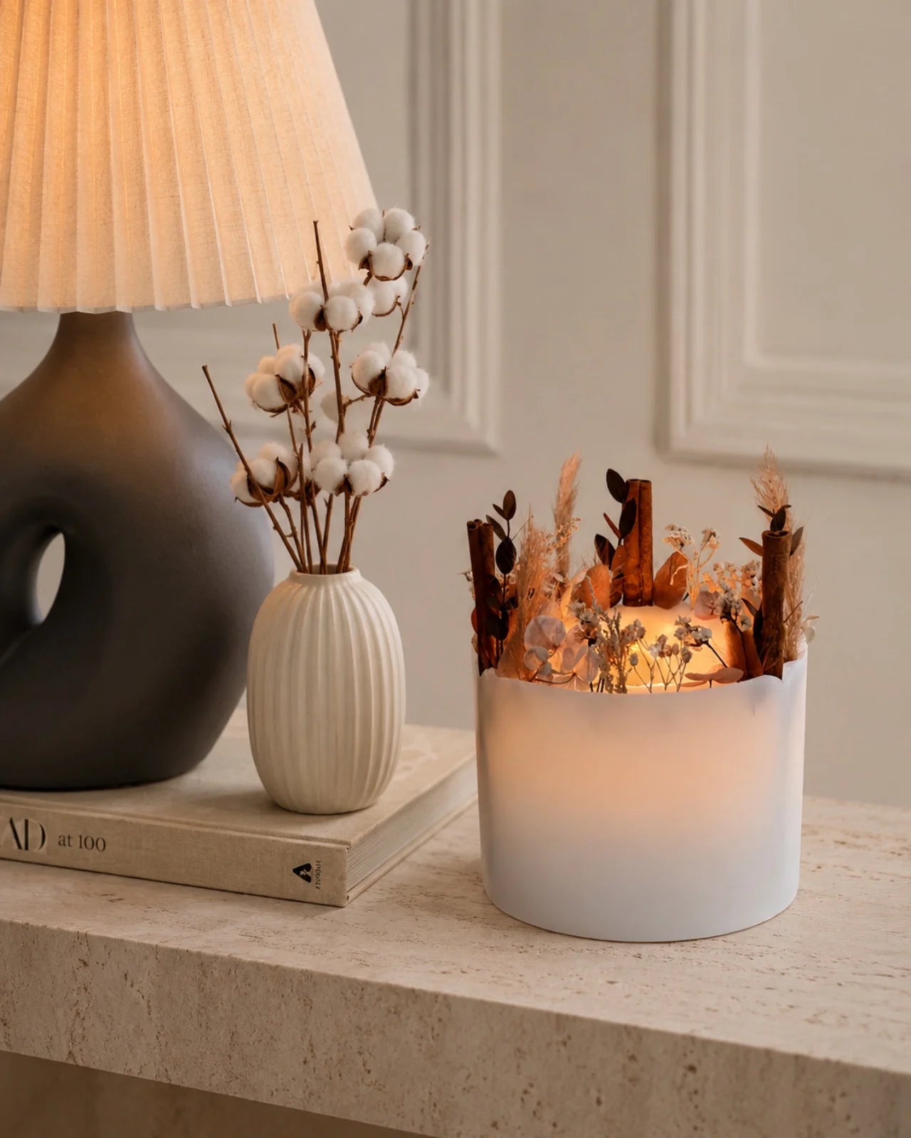 candela botanica komorebi in vaso di cera con bastoncini di cannella e fiori secchi | candele di design