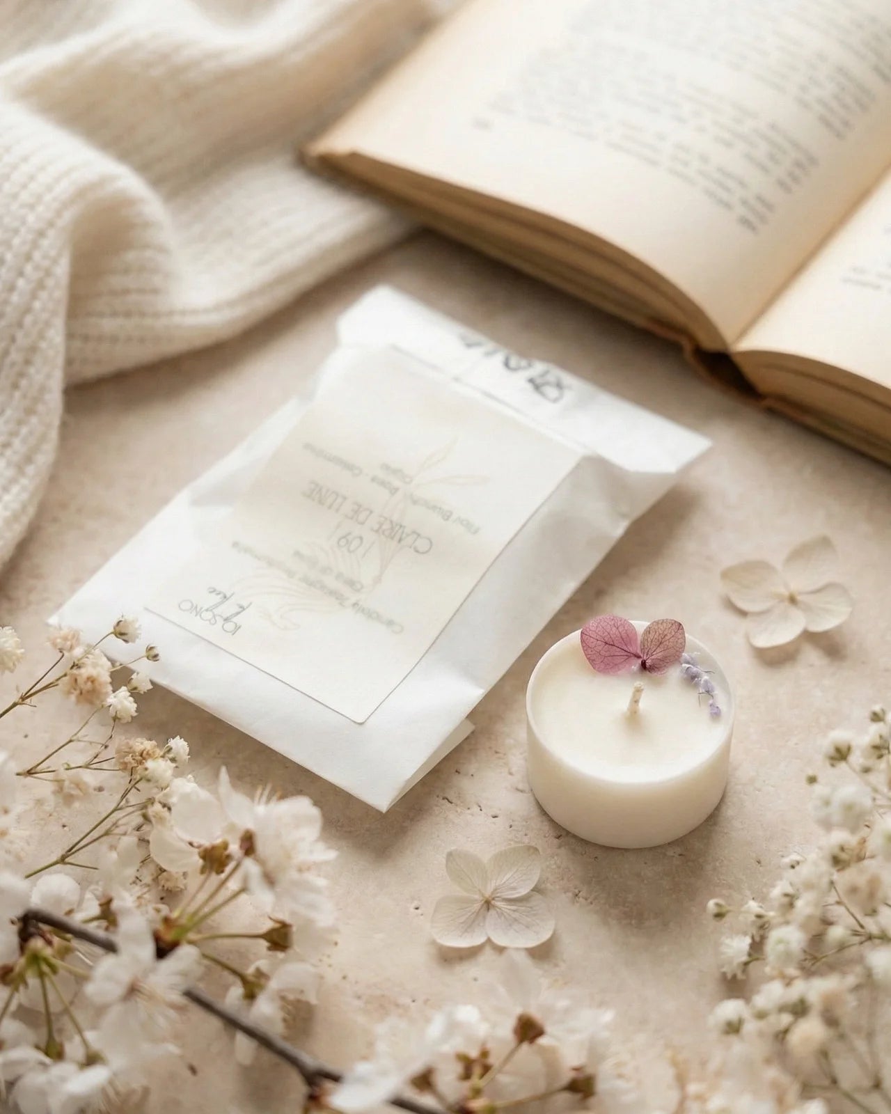 Piccole candeline profumate tealight in contenitore di PLA biodegradabile e sostenibile - pura cera di soia 100% vegetale - made in italy a Roma - 09 Claire de Lune | profumo fiorito ricco, cipriato ed ambrato ai fiori bianchi, rosa, gelsomino e giglio