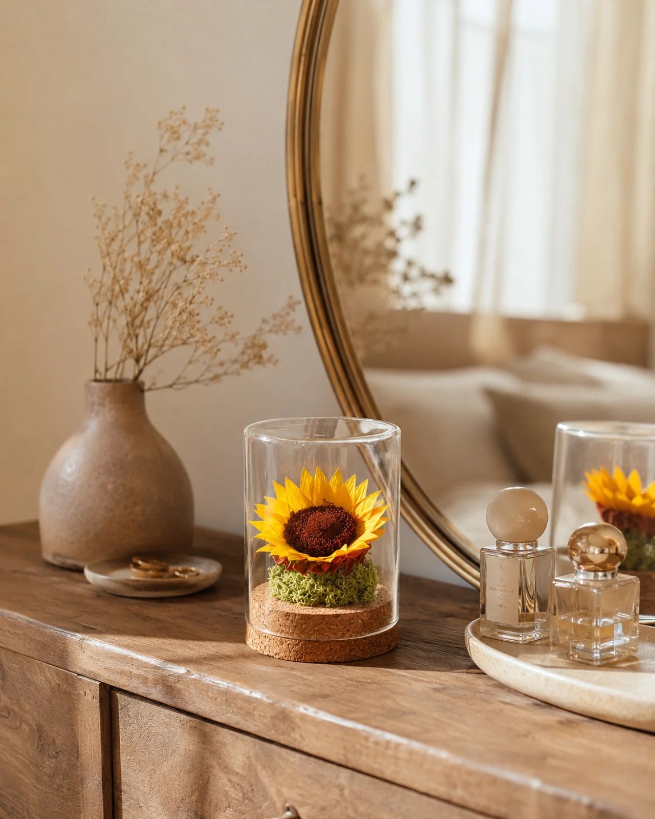Girasole eterno sotto vetro su comò beauty con specchio, decorazione vanity naturale elegante