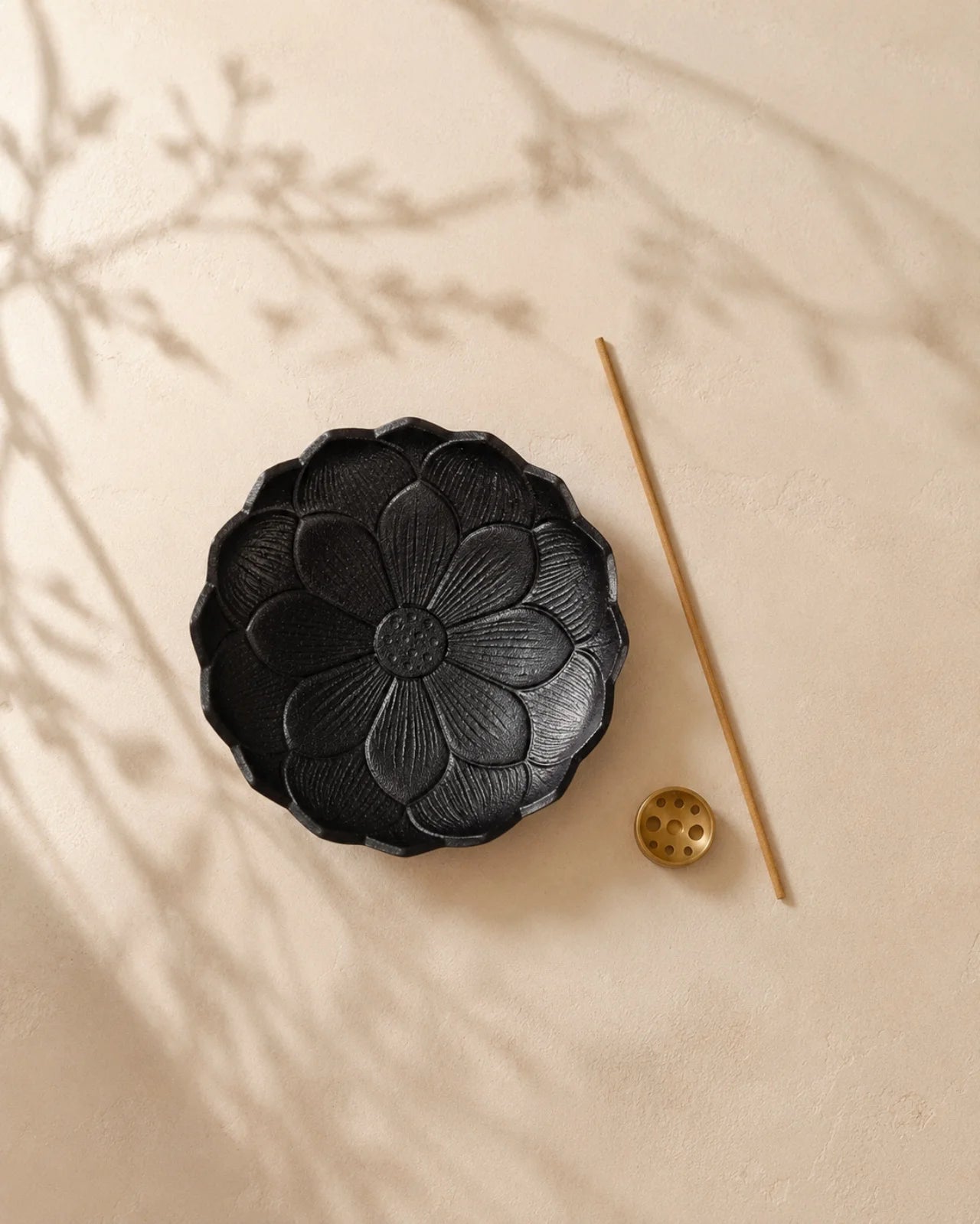 Porta incenso artigianale giapponese Yutori in ghisa a forma di fiore di loto | Colore nero - Roma