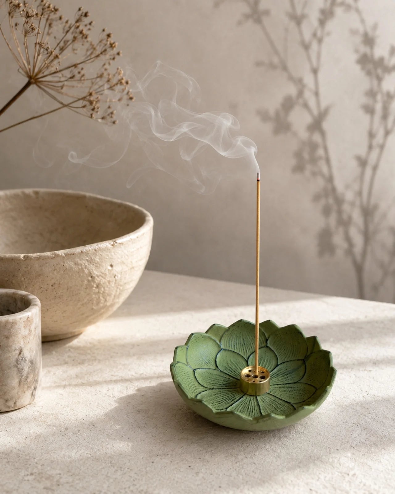 Porta incenso artigianale giapponese Yutori in ghisa a forma di fiore di loto con bastoncino sottile acceso e fumo leggero e sottile