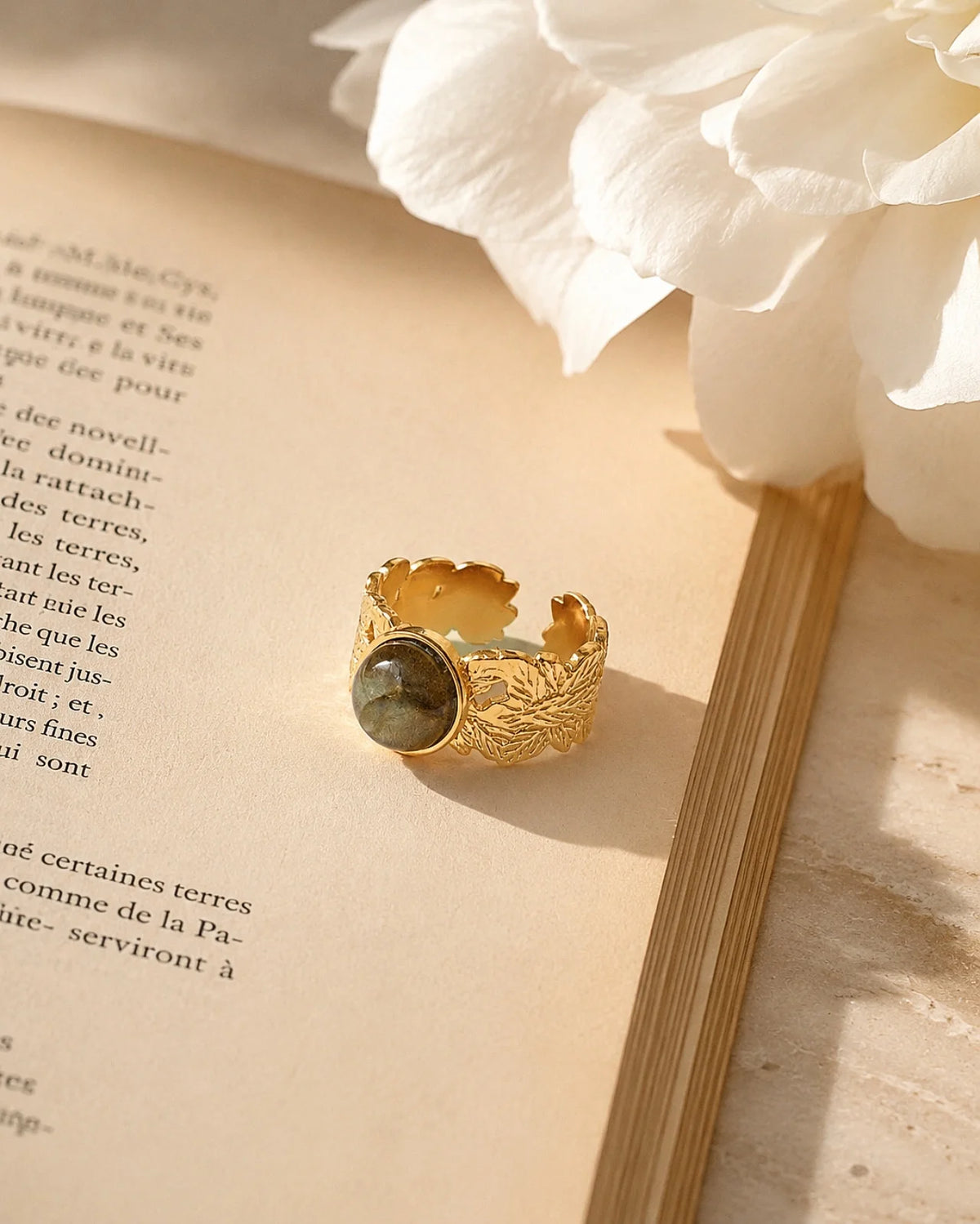 Anello Daphne con Labradorite grigia iridescente e foglie incise