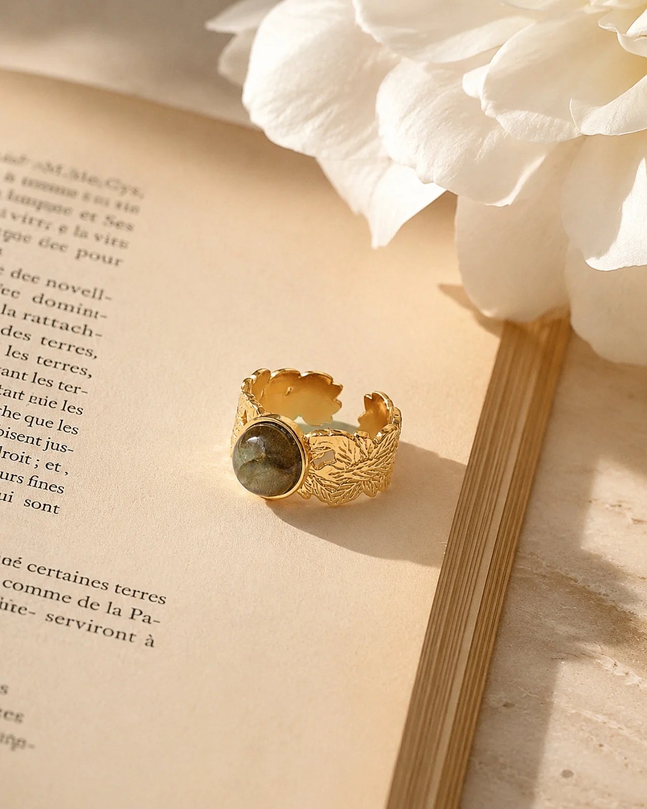Anello Daphne con Labradorite grigia iridescente e foglie incise