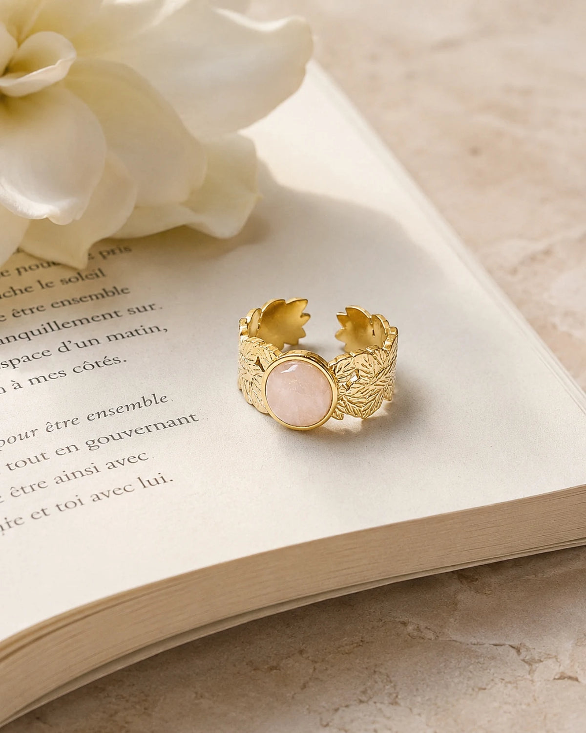 Anello Daphne con Quarzo Rosa e foglie incise pietra dell'amore