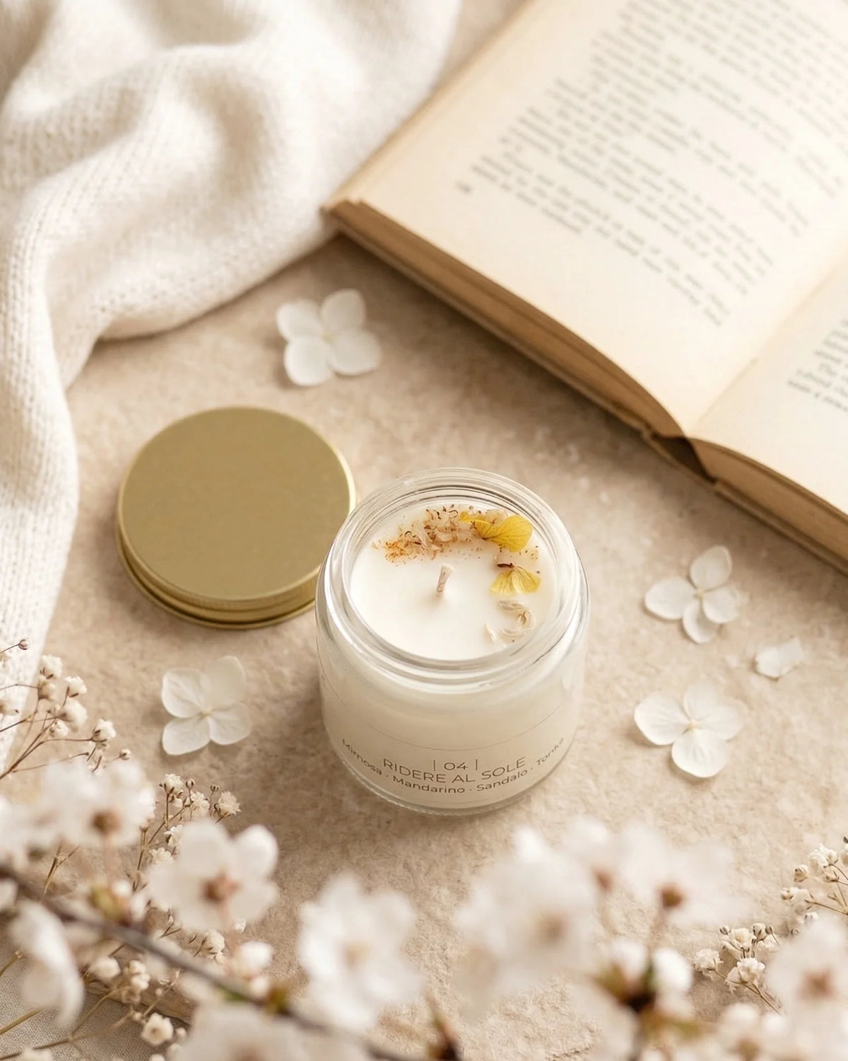 Candela Cafunè in vetro con tappo oro: la candela della coccola gentile profumata in cera di soia artigianale | profumo di mimosa, mandarino, sandalo e tonka
