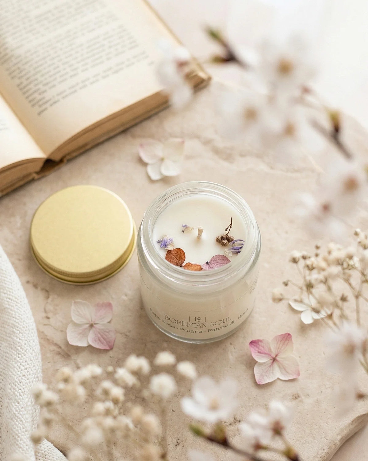 Candela Cafunè in vetro con tappo oro: la candela della coccola gentile profumata in cera di soia artigianale | profumo di pepe rosa, prugna, patchouli, rosa
