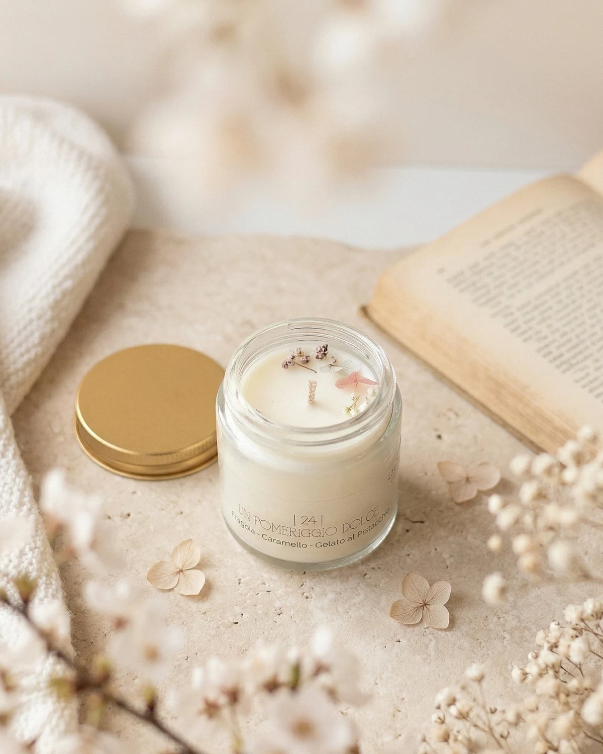 Candela Cafunè in vetro con tappo oro: la candela della coccola gentile profumata in cera di soia artigianale | profumo di fragola, caramello, gelato al pistacchio
