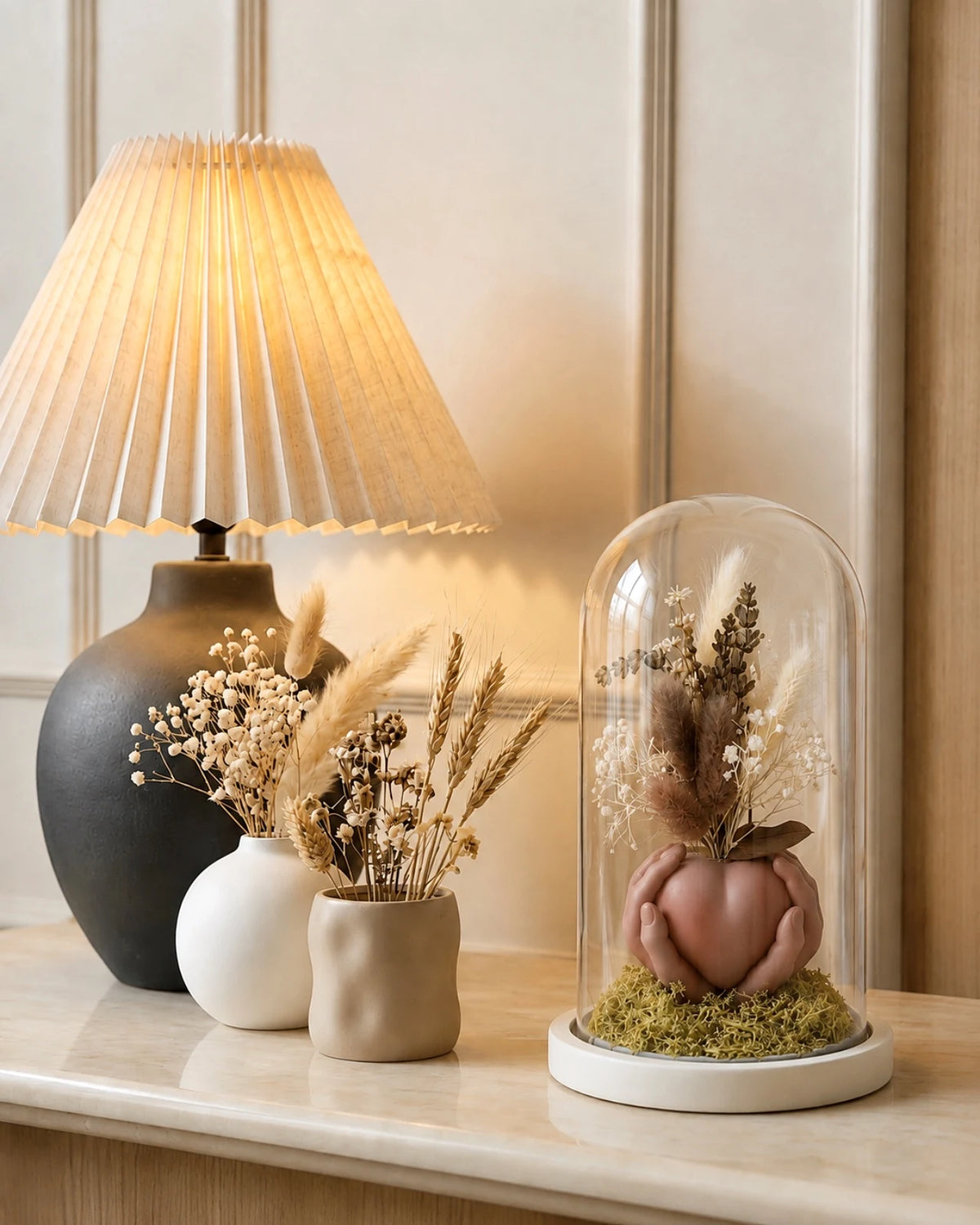 Carinho: composizione di fiori secchi in vaso di cera a forma di cuore con campana di vetro e base di legno in casa moderna europea japandi - Io Sono La Luce Roma

