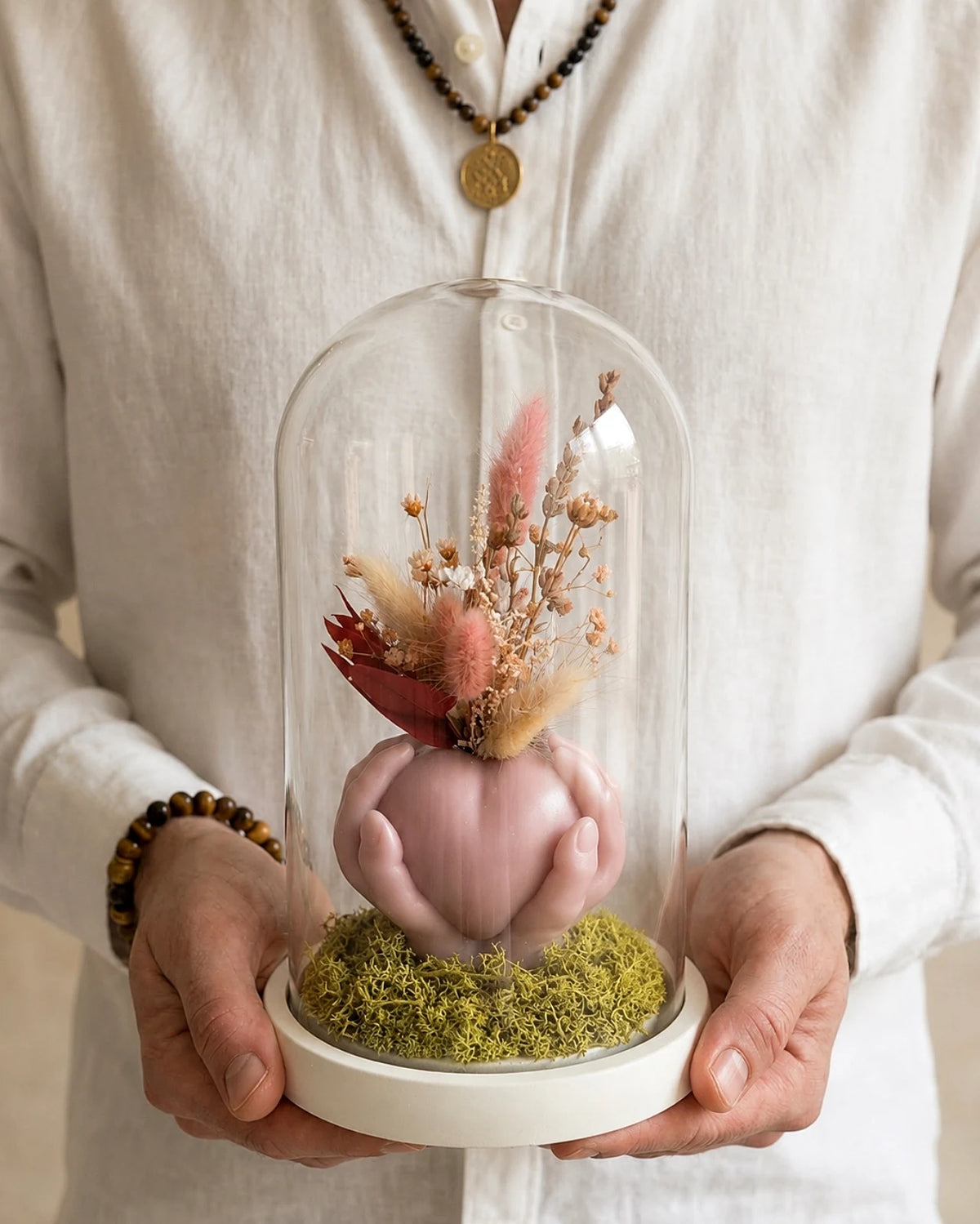 Carinho: composizione di fiori secchi in vaso di cera a forma di cuore con campana di vetro e base di legno - Io Sono La Luce Roma | Colore Rosa Cipria Antico