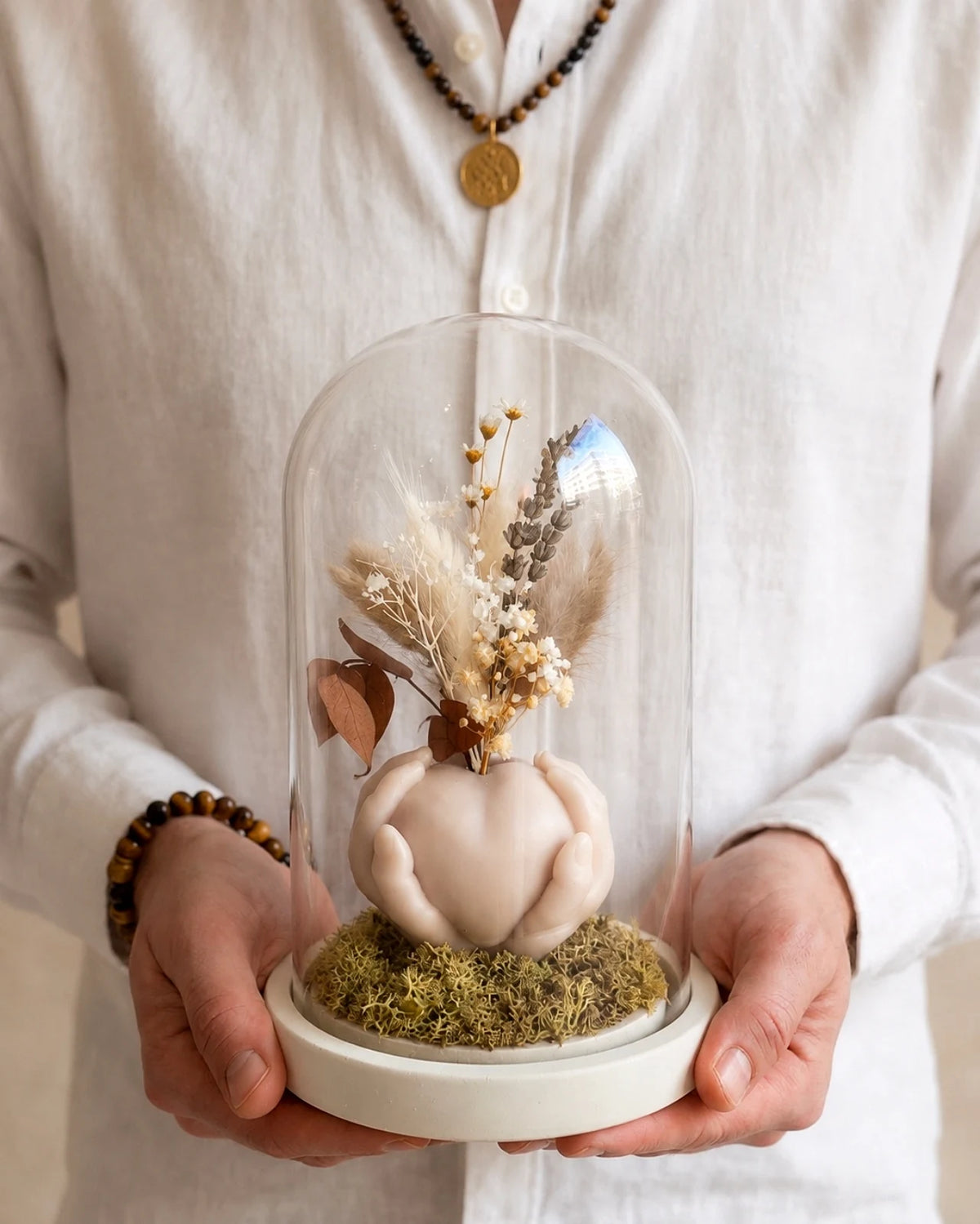 Carinho: composizione di fiori secchi in vaso di cera a forma di cuore con campana di vetro e base di legno - Io Sono La Luce Roma | Colore Sabbia