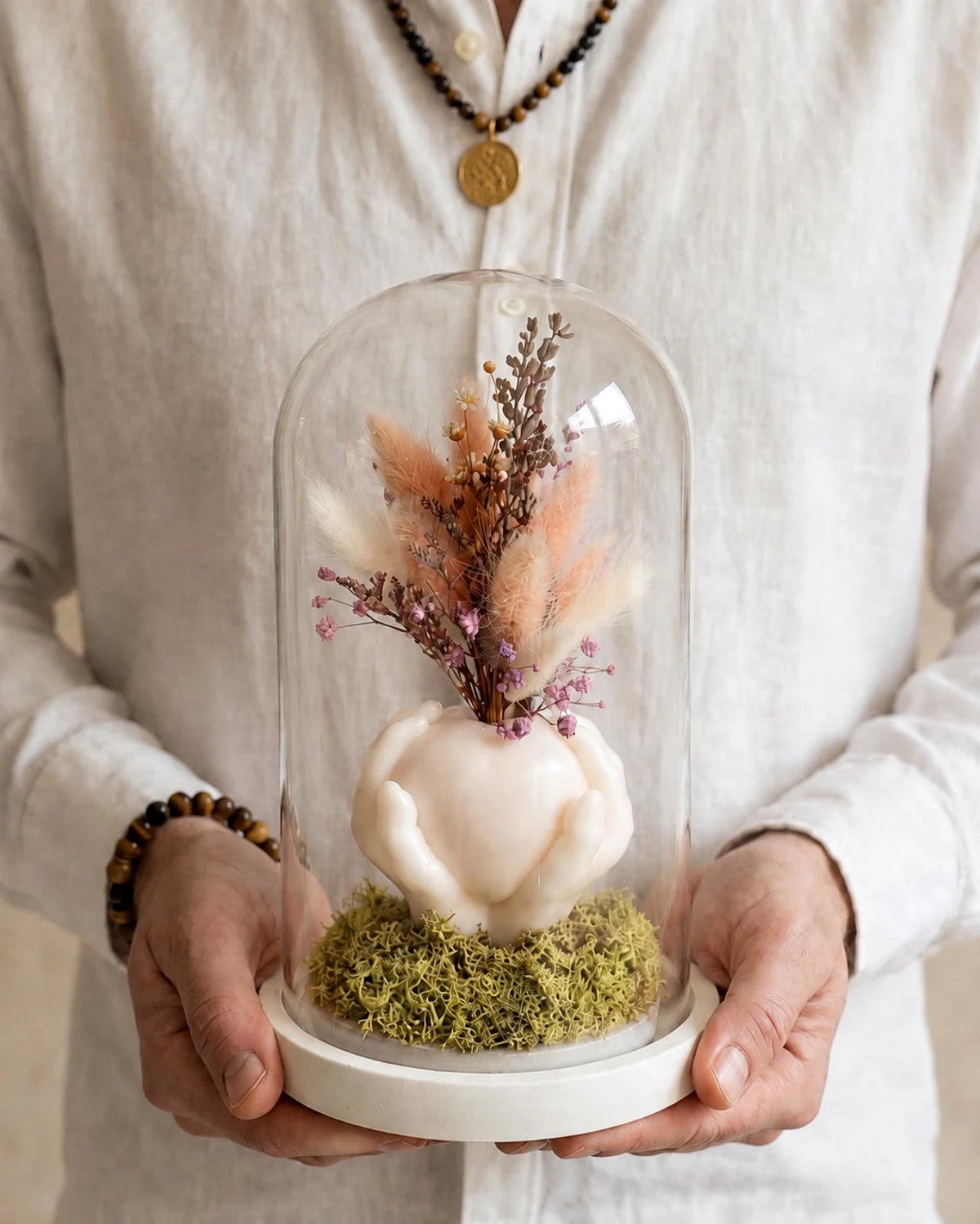 Carinho: composizione di fiori secchi in vaso di cera a forma di cuore con campana di vetro e base di legno - Io Sono La Luce Roma | Colore Vanilla