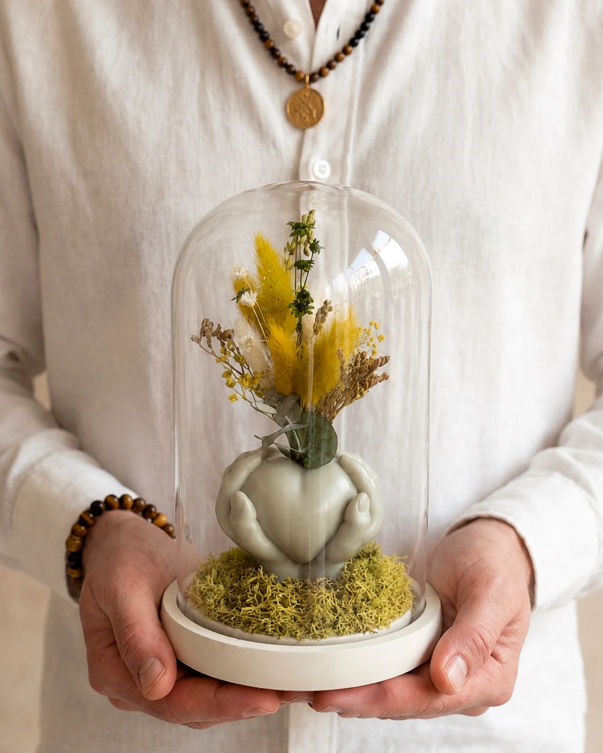 Carinho: composizione di fiori secchi in vaso di cera a forma di cuore con campana di vetro e base di legno - Io Sono La Luce Roma | Colore Verde Salvia