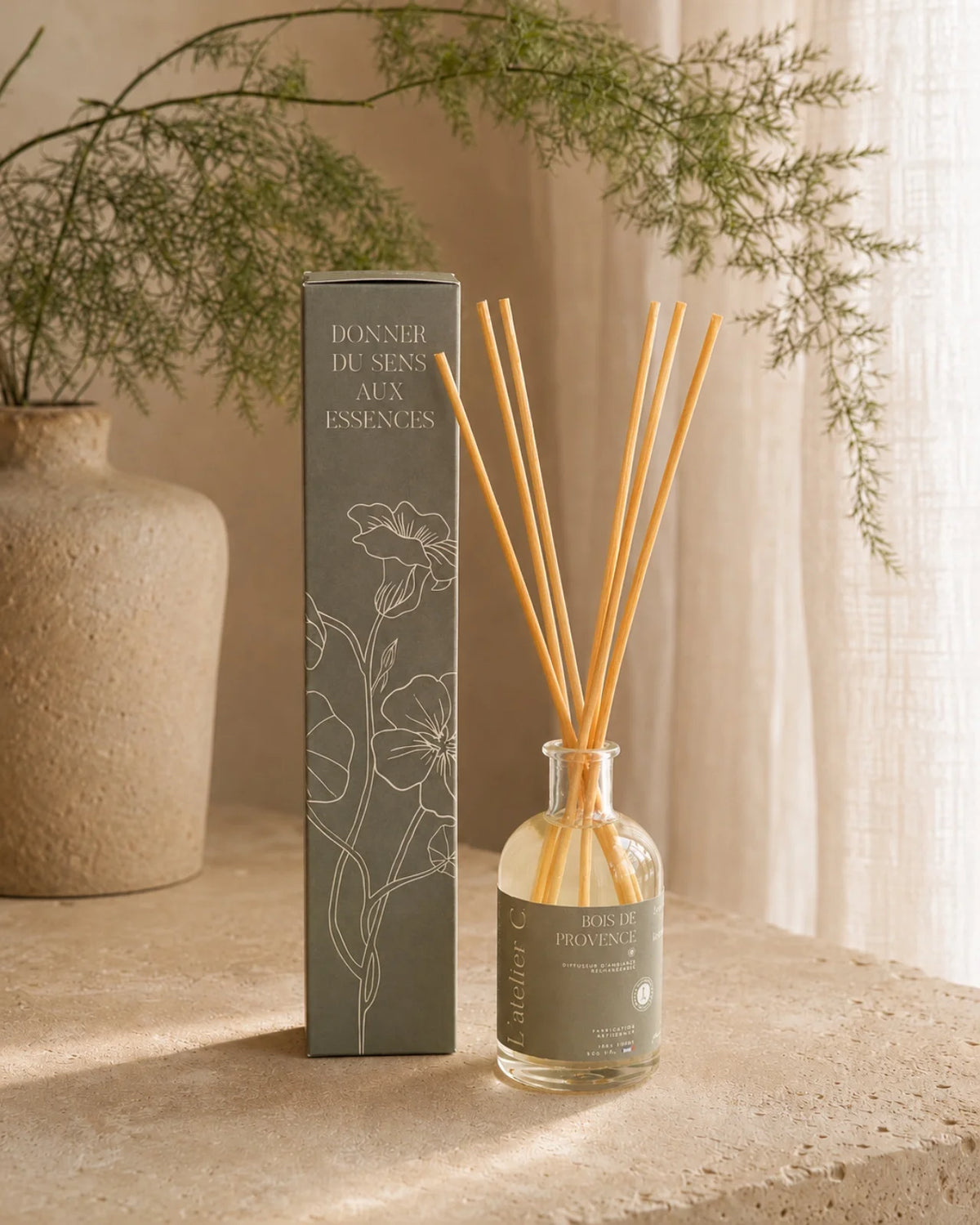 diffusori artigianali di fragranze d'ambiente con bastoncini mikado rattan | Made in Provenza nella regione di Grasse - Roma | Profumo Bosco di Provenza