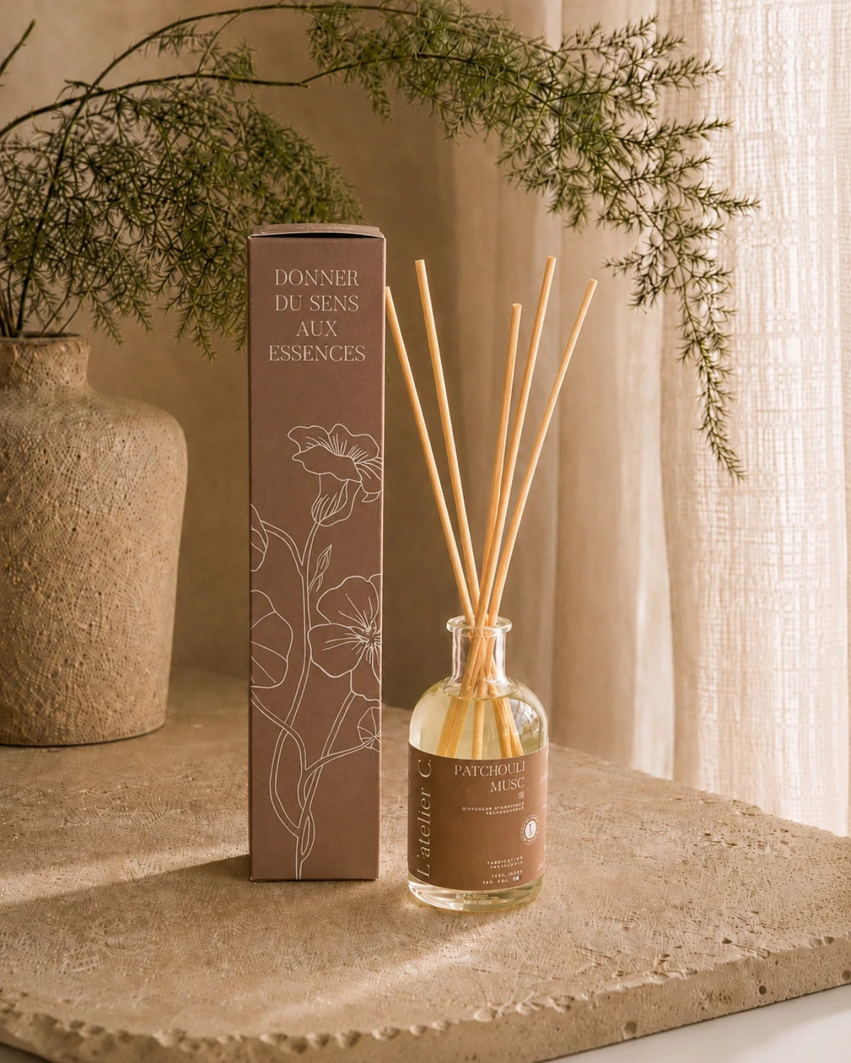 diffusori artigianali di fragranze d'ambiente con bastoncini mikado rattan | Made in Provenza nella regione di Grasse - Roma | Profumo Patchouli e Muschio