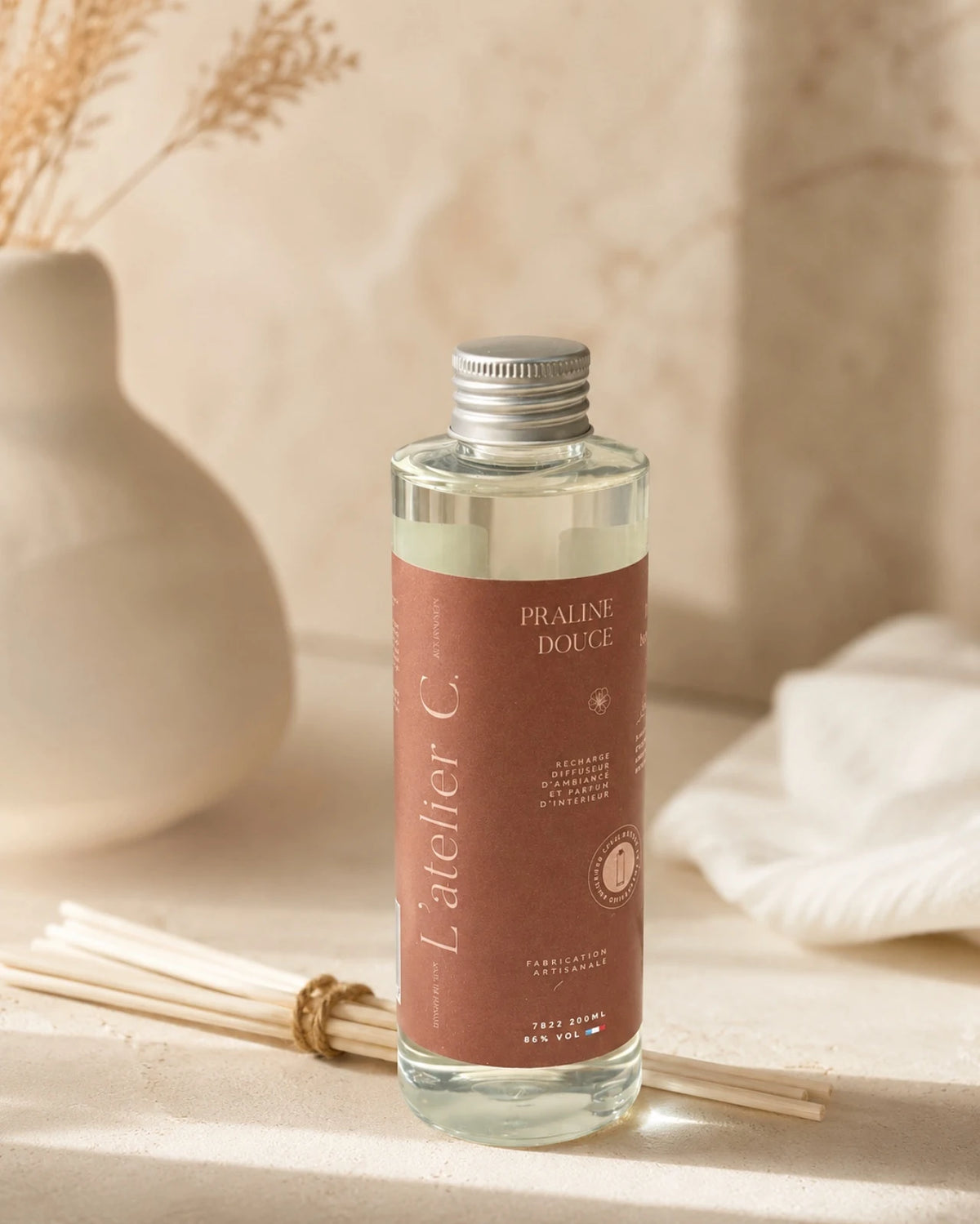 diffusori artigianali di fragranze d'ambiente con bastoncini mikado rattan | Made in Provenza nella regione di Grasse - Roma | Profumo Pralina Dolce - ricarica 200 ml