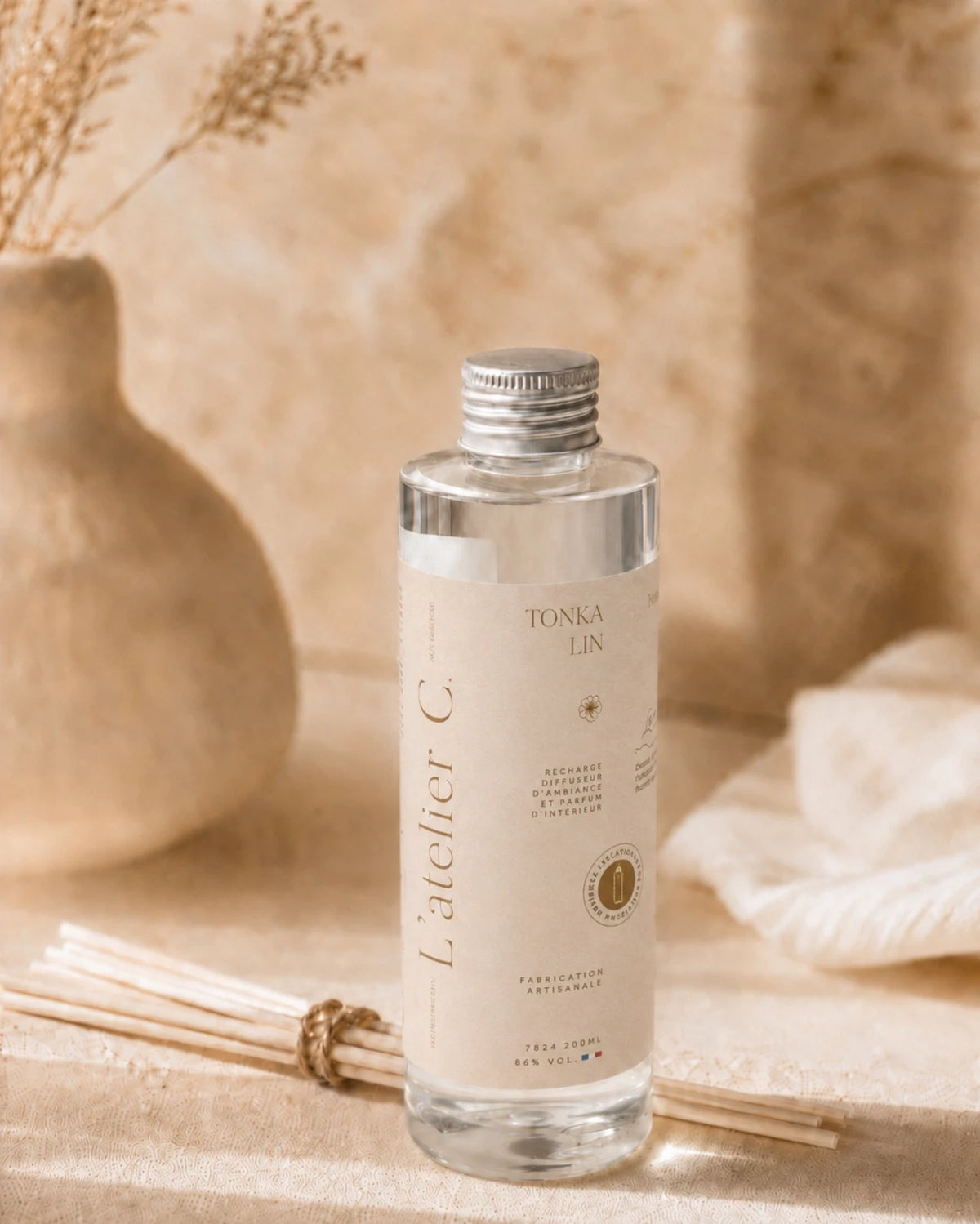 diffusori artigianali di fragranze d'ambiente con bastoncini mikado rattan | Made in Provenza nella regione di Grasse - Roma | Profumo Tonka e Lino Pulito - ricarica 200 ml