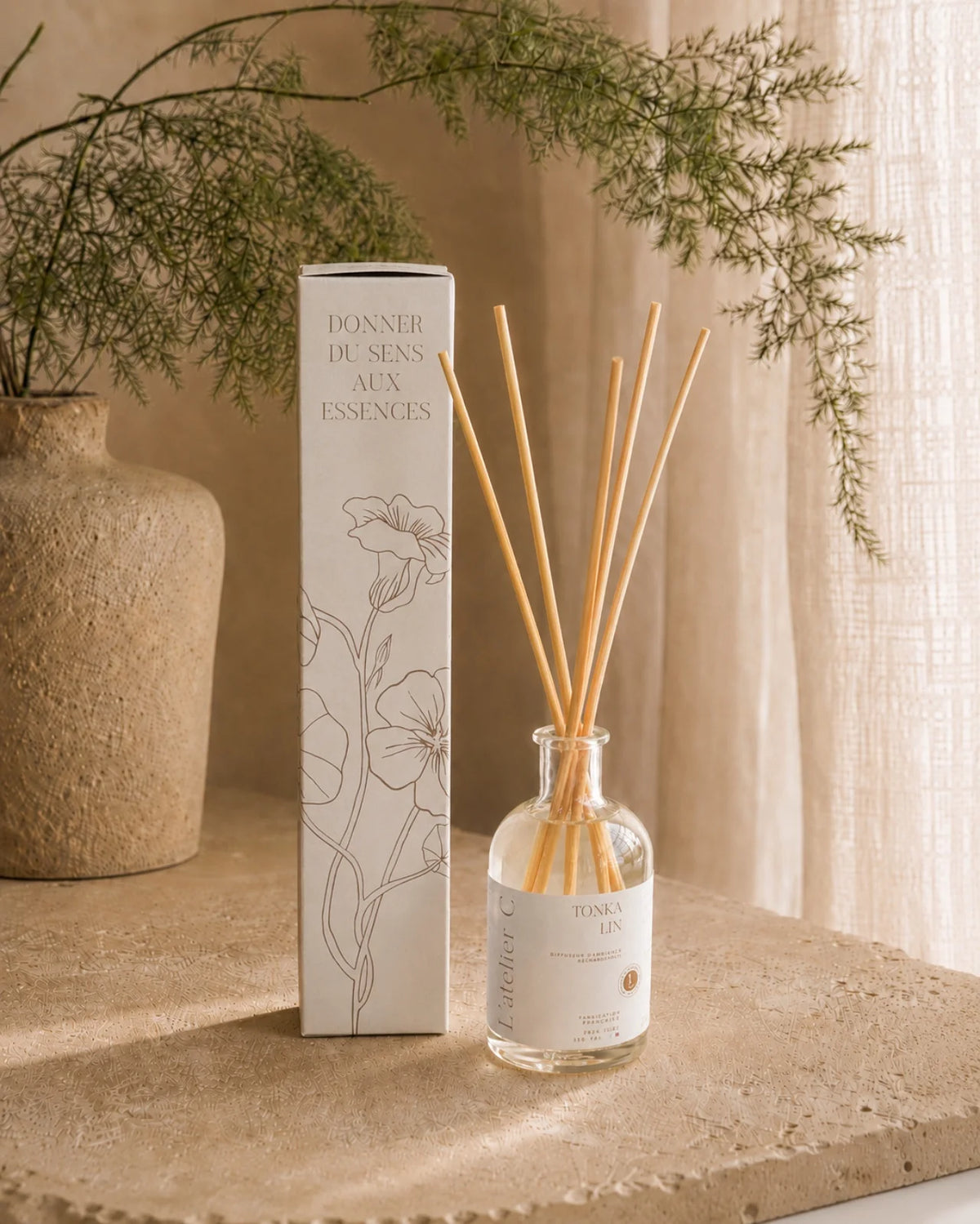 diffusori artigianali di fragranze d'ambiente con bastoncini mikado rattan | Made in Provenza nella regione di Grasse - Roma | Profumo Tonka e Lino Pulito