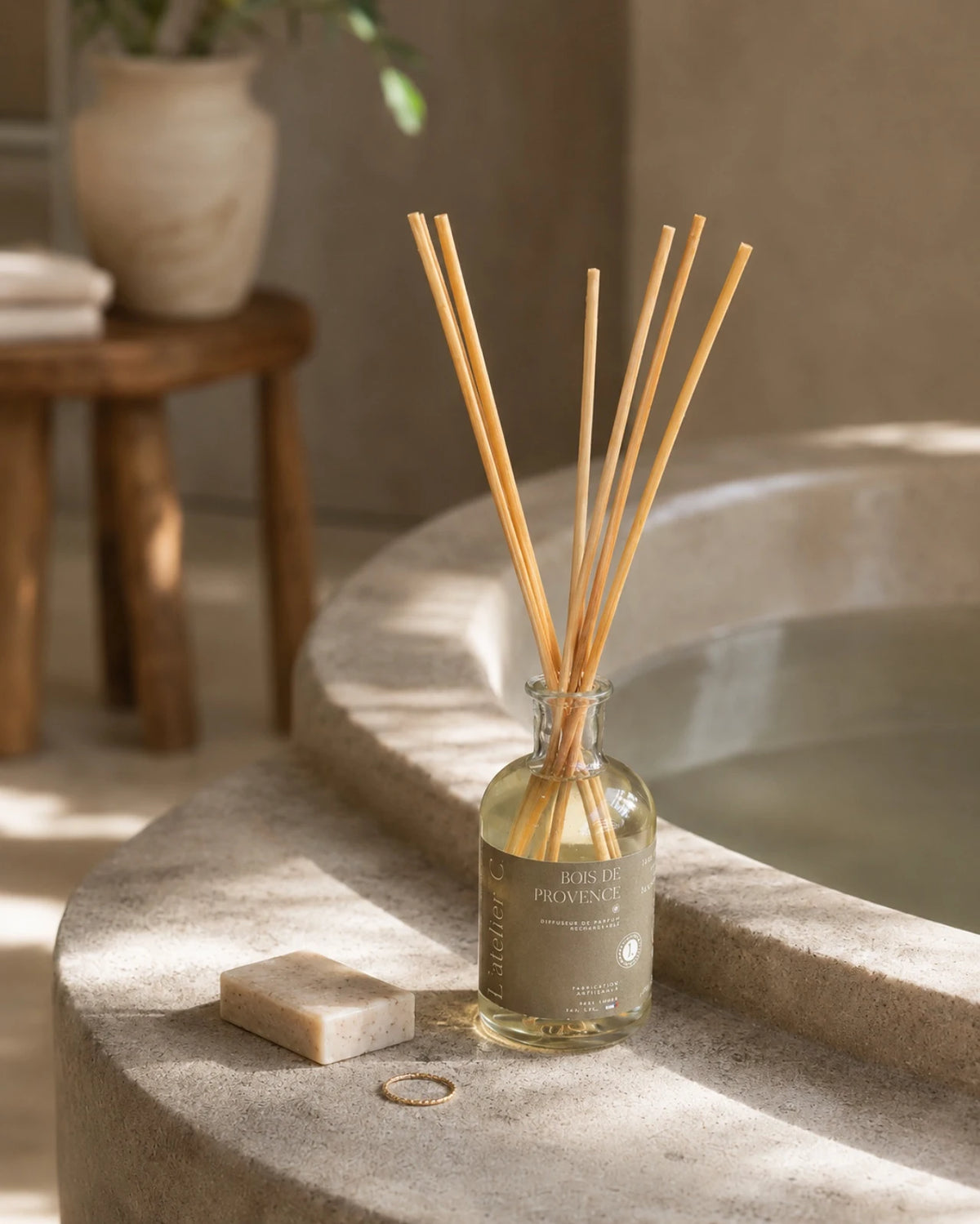 diffusori artigianali di fragranze d'ambiente con bastoncini mikado rattan | Made in Provenza nella regione di Grasse - Roma