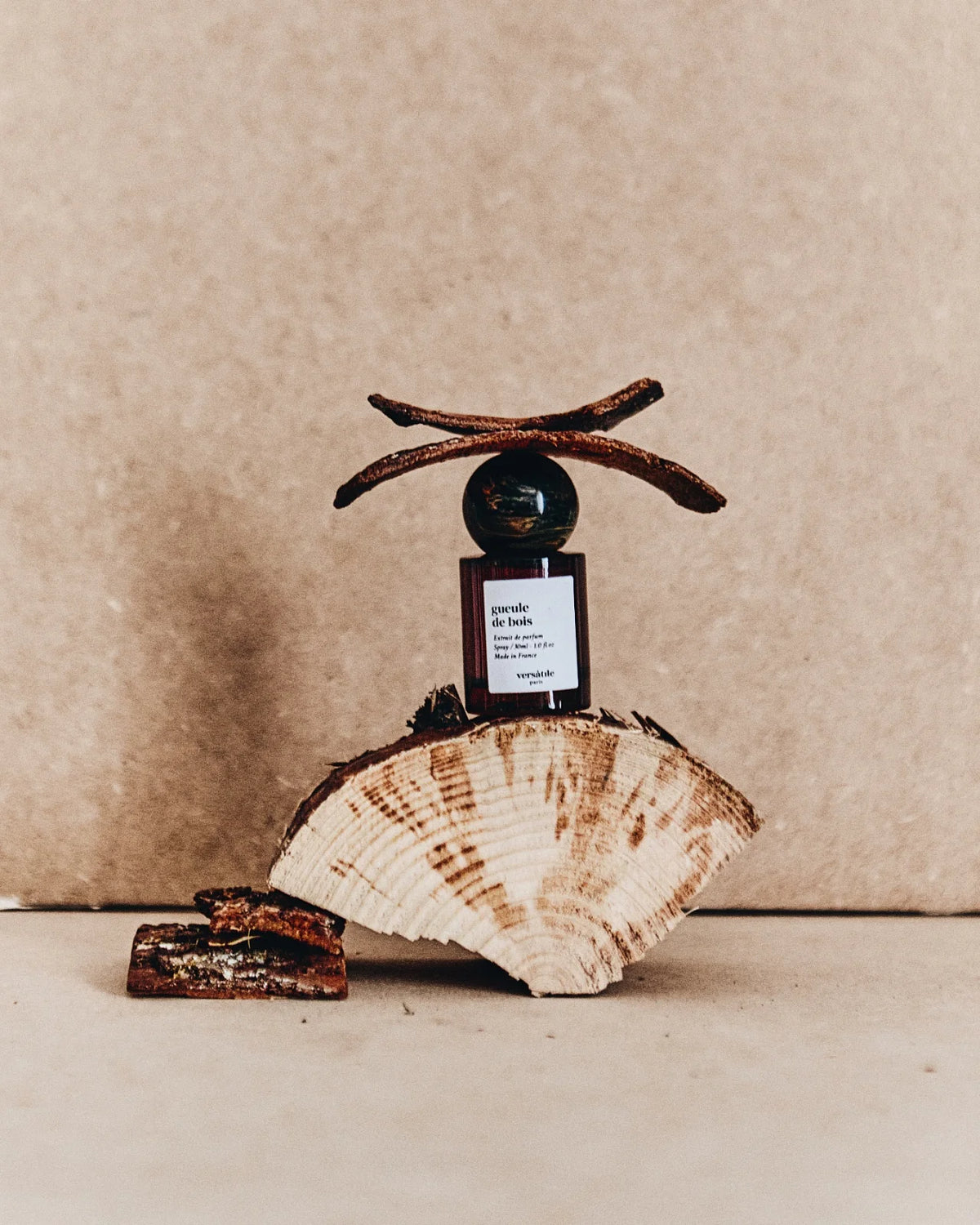 Profumo spray Gueule de Bois di Versatile Paris con note di rum, cannella e legni preziosi - formato tascabile 15ml