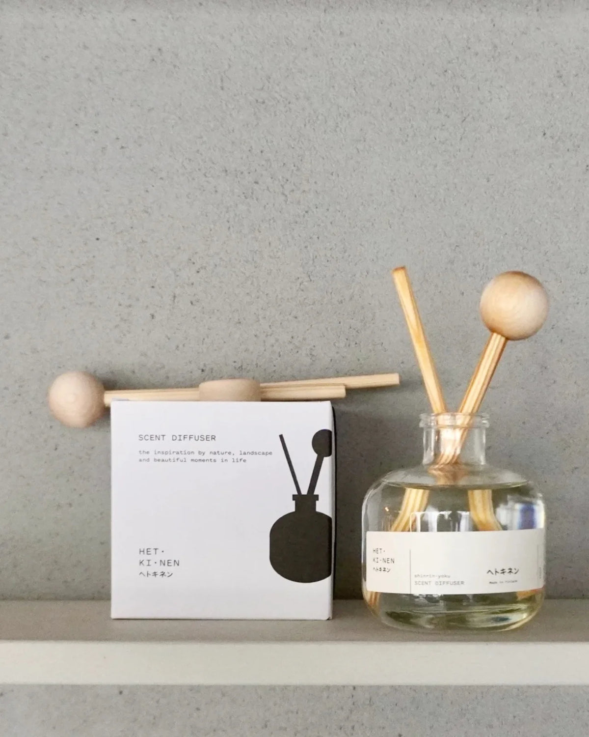 Diffusori d'ambiente naturali Hetkinen con packaging ecosostenibile e design japandi minimalista 