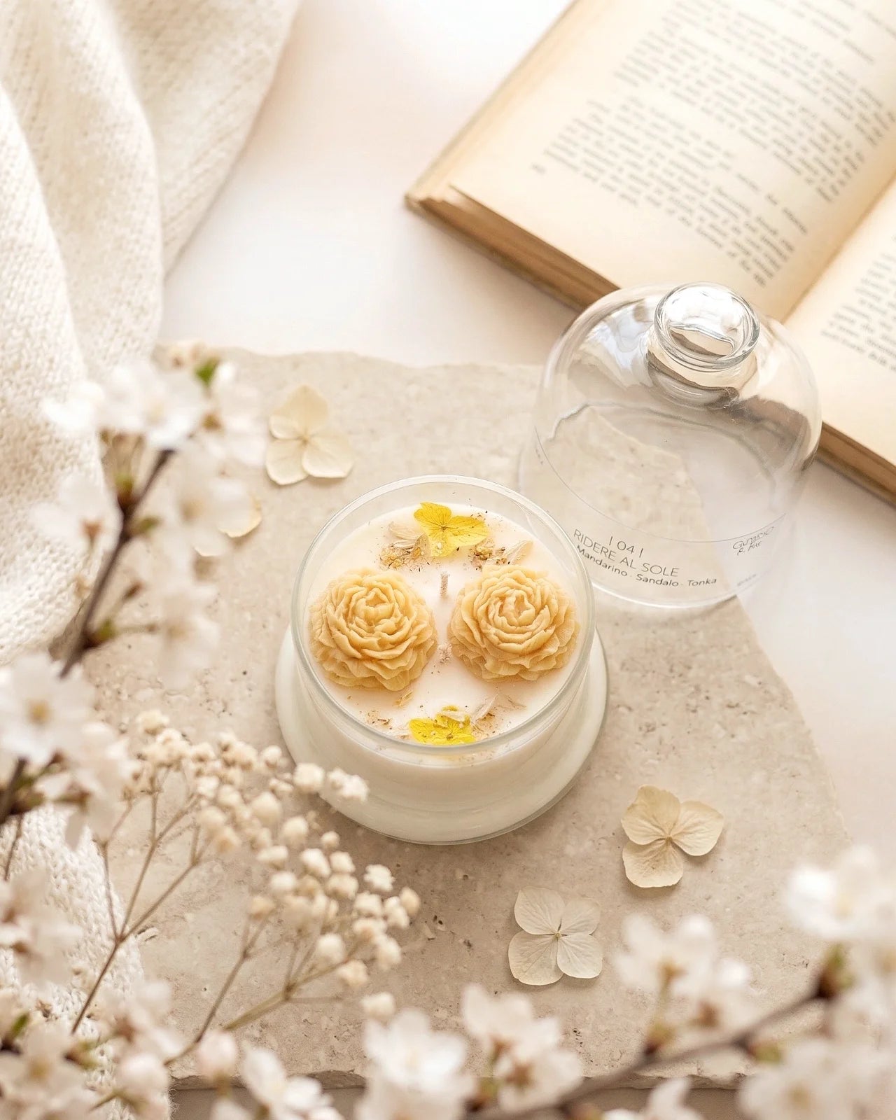 Candela botanica Hanami con campana di vetro, fiamme danzanti e composizione di petali e fiori essiccati con fiorellini di cera ispirata alla fioritura dei ciliegi giapponesi | Profumo mimosa, mandarino, sandalo, tonka - formato piccolo 200 gr 
