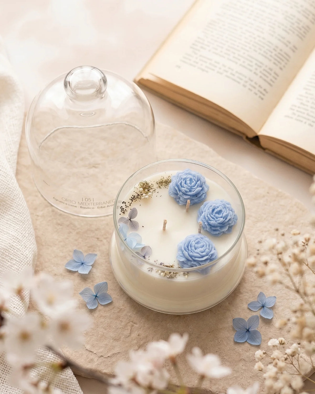 Candela botanica Hanami con campana di vetro, fiamme danzanti e composizione di petali e fiori essiccati con fiorellini di cera ispirata alla fioritura dei ciliegi giapponesi | Profumo aromatico, agrumato, verde formato grande 350 gr