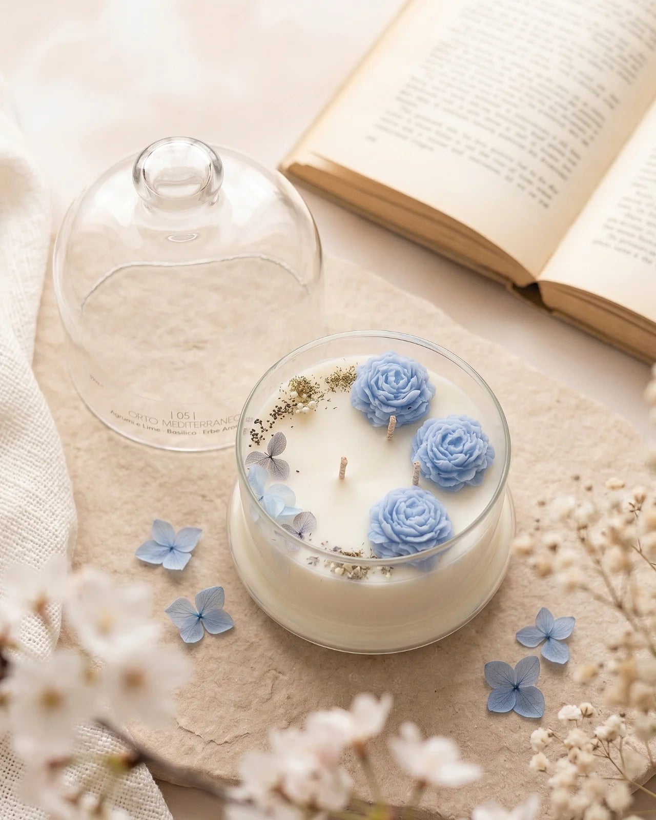 Candela botanica Hanami con campana di vetro, fiamme danzanti e composizione di petali e fiori essiccati con fiorellini di cera ispirata alla fioritura dei ciliegi giapponesi | Profumo aromatico, agrumato, verde formato grande 350 gr