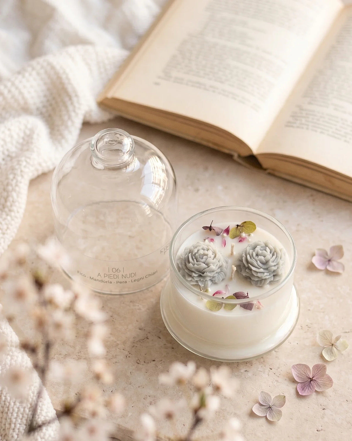 Candela botanica Hanami con campana di vetro, fiamme danzanti e composizione di petali e fiori essiccati con fiorellini di cera ispirata alla fioritura dei ciliegi giapponesi | Profumo fico, mandorla, pera e legni chiari - formato piccolo 200 gr 