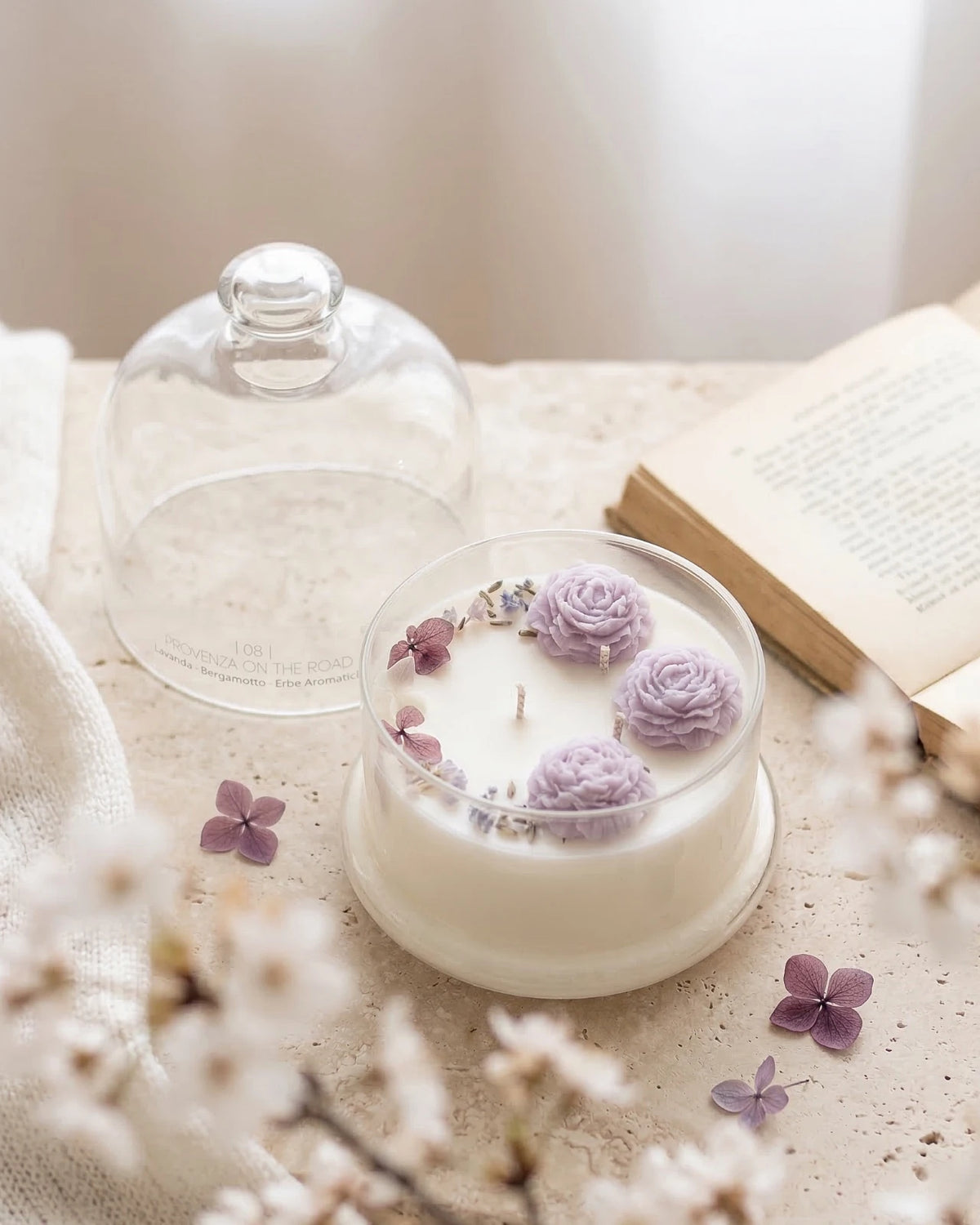 Candela botanica Hanami con campana di vetro, fiamme danzanti e composizione di petali e fiori essiccati con fiorellini di cera ispirata alla fioritura dei ciliegi giapponesi | Profumo aromatico, floreale, scintillante formato grande 350 gr 