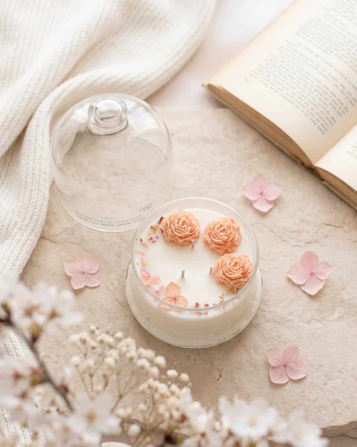 Candela botanica Hanami con campana di vetro, fiamme danzanti e composizione di petali e fiori essiccati con fiorellini di cera ispirata alla fioritura dei ciliegi giapponesi | Profumo fruttato, floreale, ambrato formato grande 350 gr