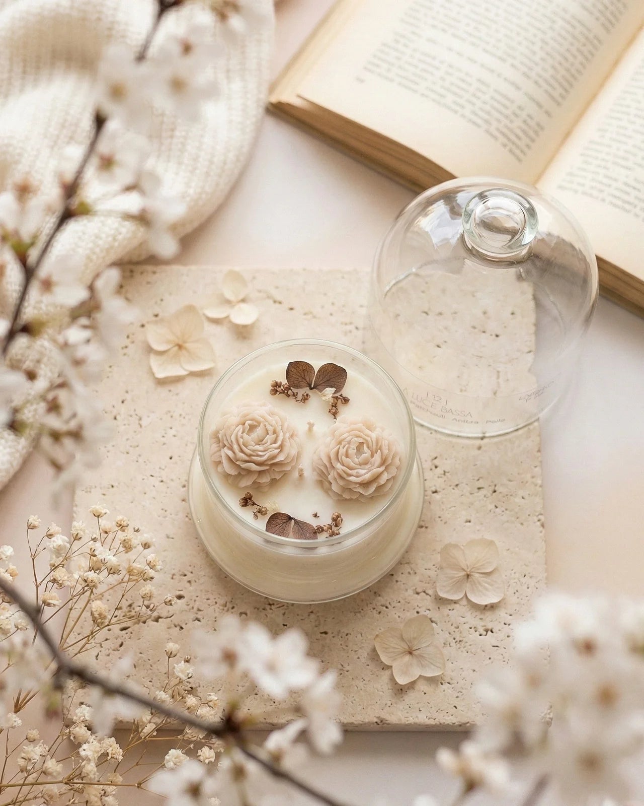 Candela botanica Hanami con campana di vetro, fiamme danzanti e composizione di petali e fiori essiccati con fiorellini di cera ispirata alla fioritura dei ciliegi giapponesi | Profumo sandalo, patchouli, ambra, pelle - formato piccolo 200 gr 
