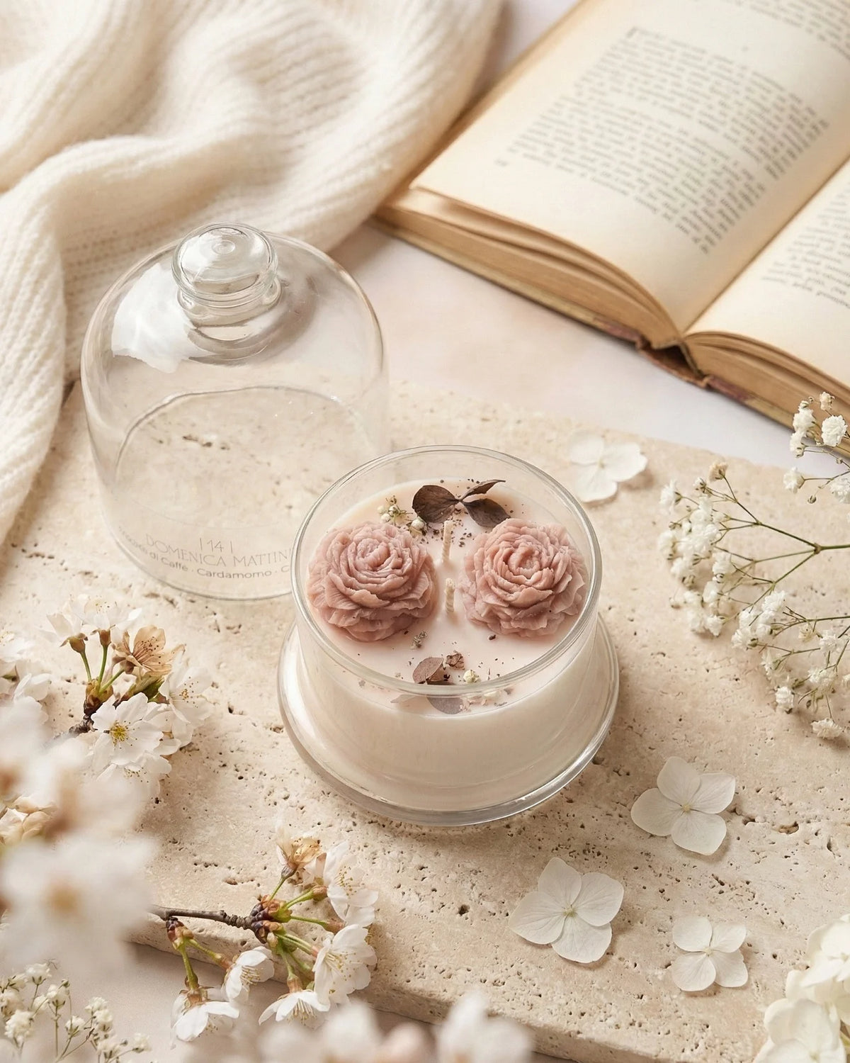 Candela botanica Hanami con campana di vetro, fiamme danzanti e composizione di petali e fiori essiccati con fiorellini di cera ispirata alla fioritura dei ciliegi giapponesi | Profumo chicchi di caffè, cardamomo, oud e cacao - formato piccolo 200 gr 
