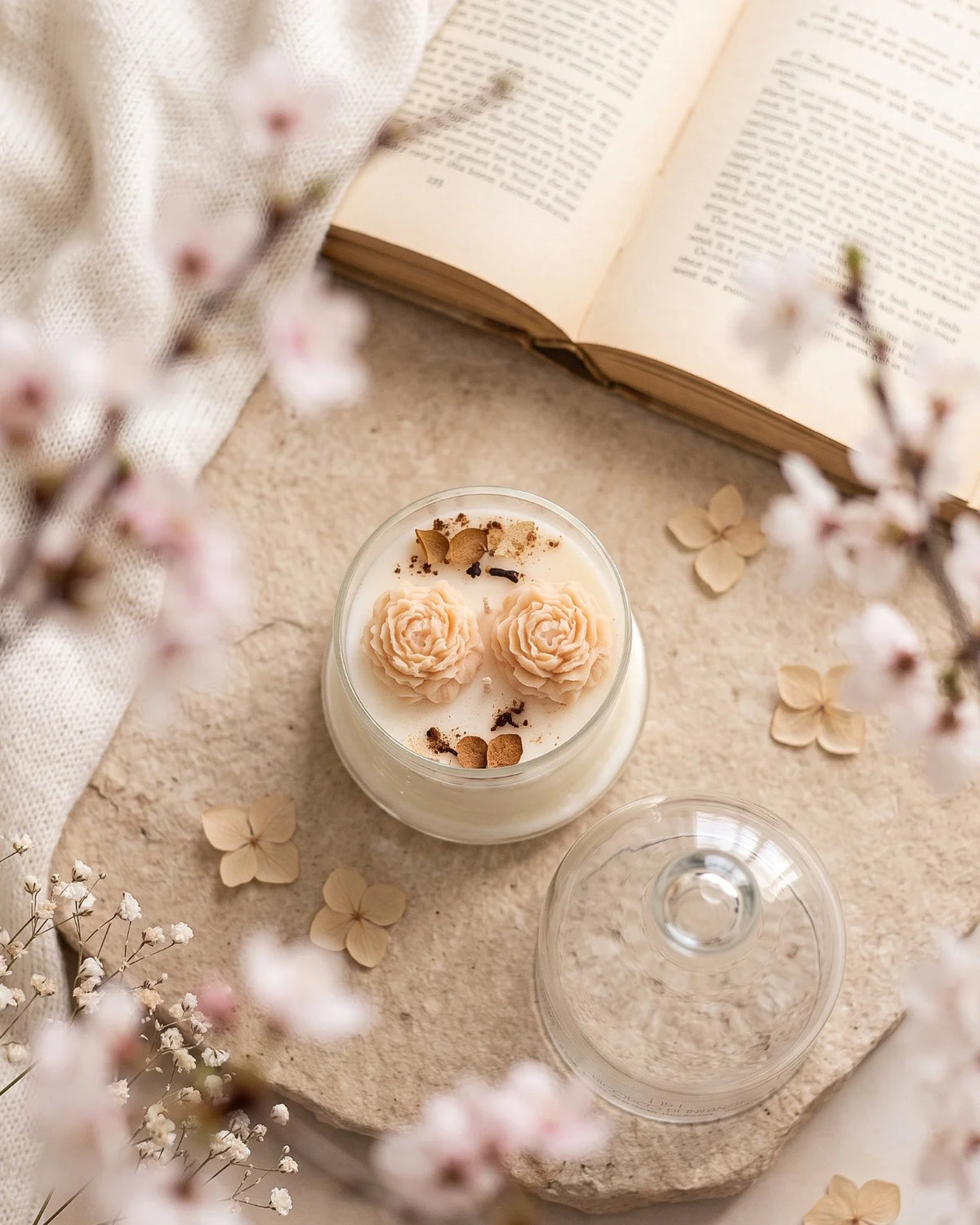 Candela botanica Hanami con campana di vetro, fiamme danzanti e composizione di petali e fiori essiccati con fiorellini di cera ispirata alla fioritura dei ciliegi giapponesi | Profumo cannella, mela, chiodi di garofano, vaniglia burrosa - formato piccolo 200 gr 
